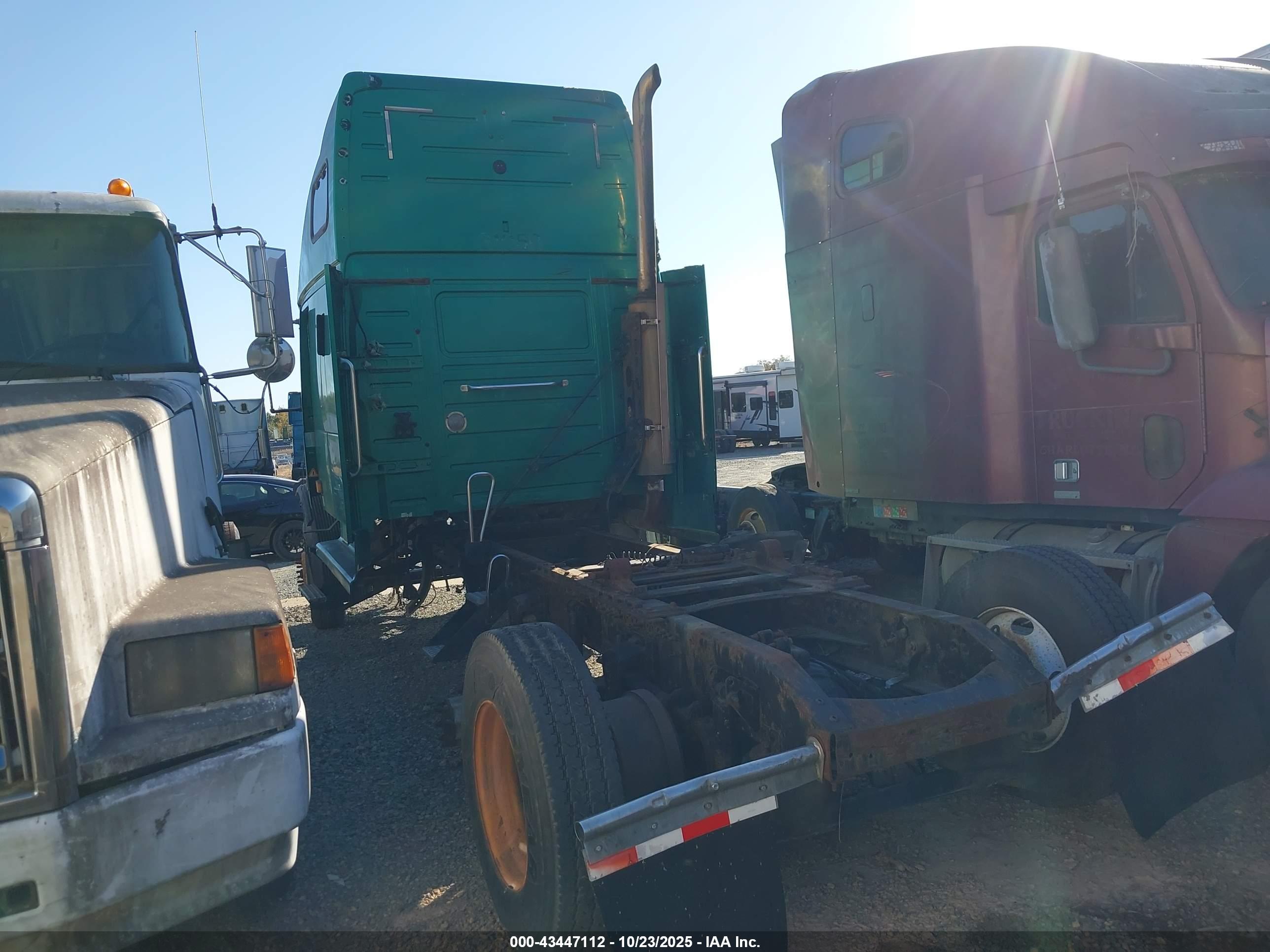 VOLVO VN image 3