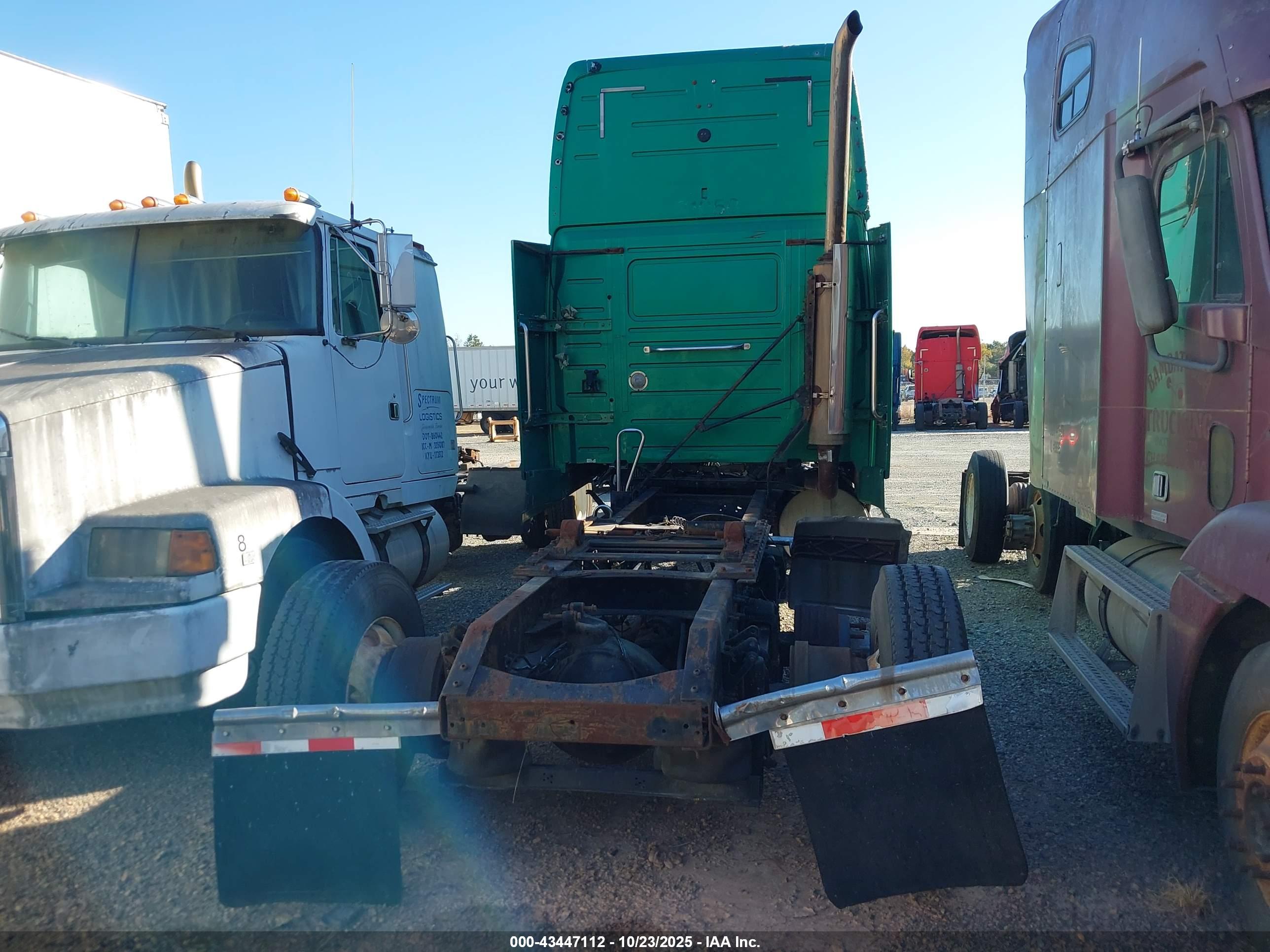 VOLVO VN image 8