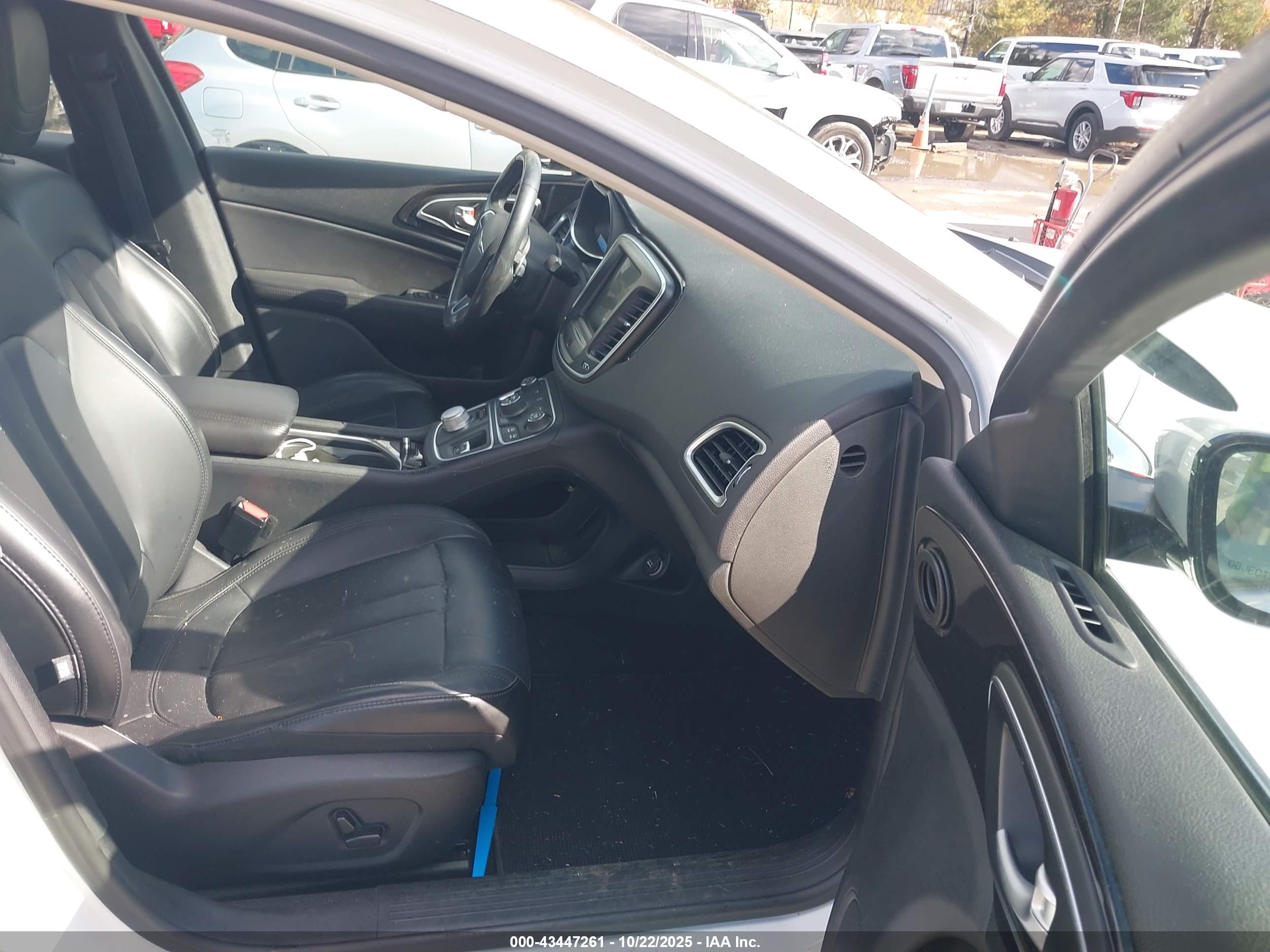 CHRYSLER 200 image 5