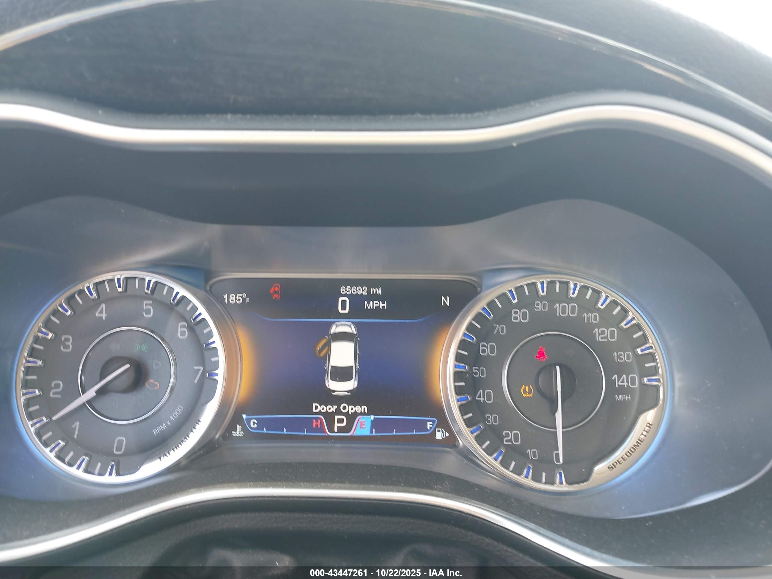 CHRYSLER 200 image 7