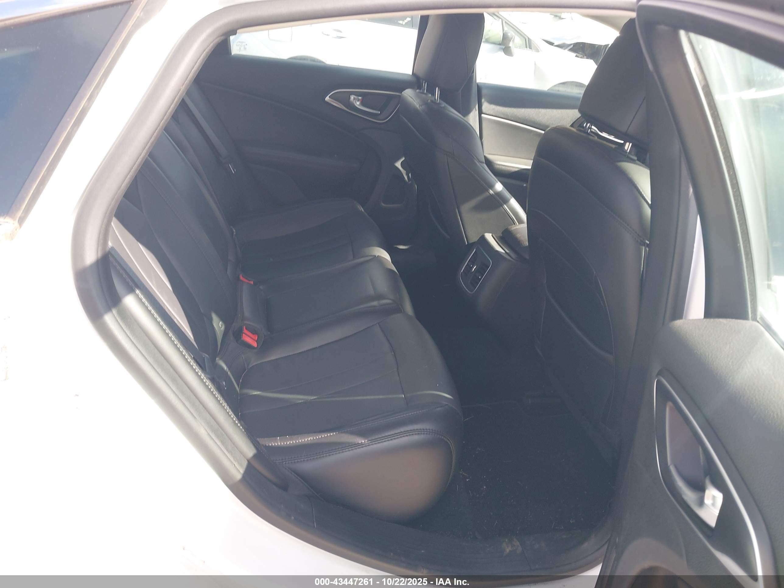 CHRYSLER 200 image 8