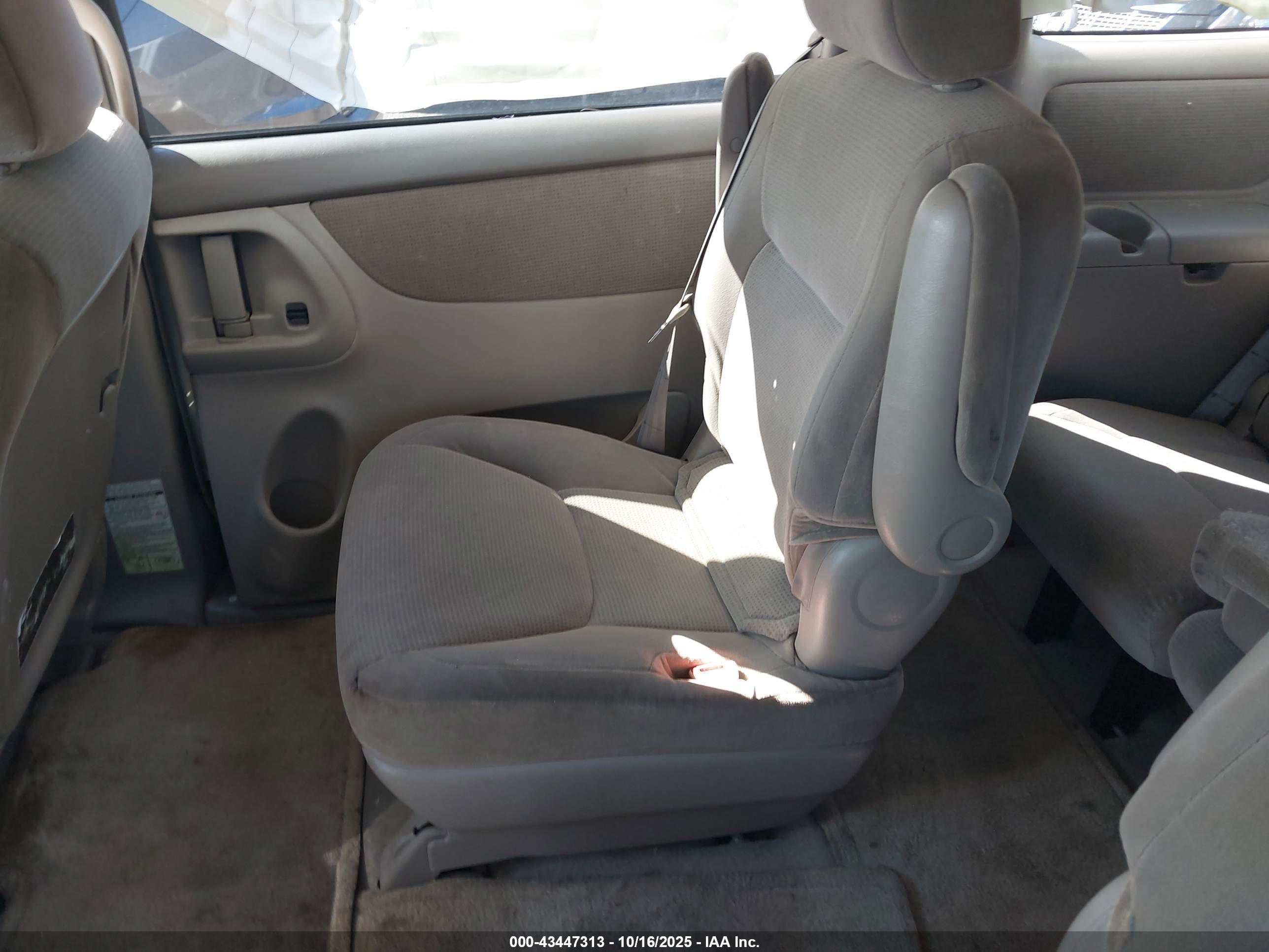 TOYOTA SIENNA image 8