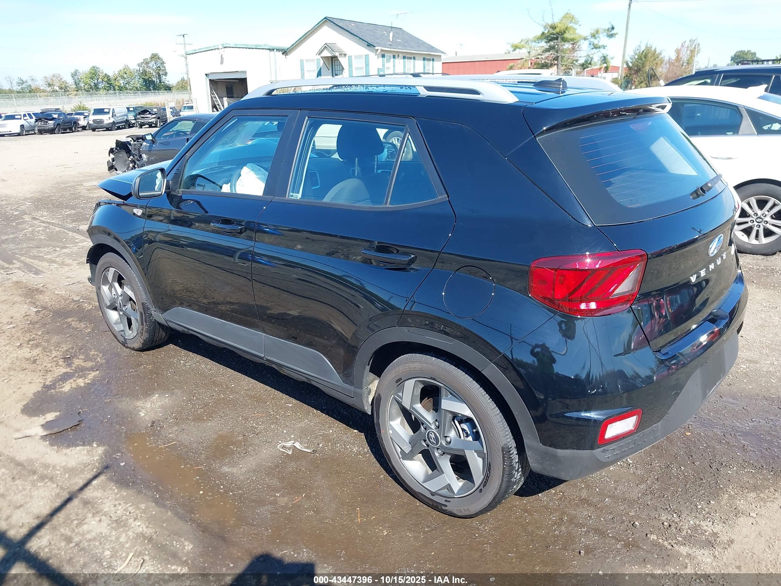HYUNDAI VENUE image 3