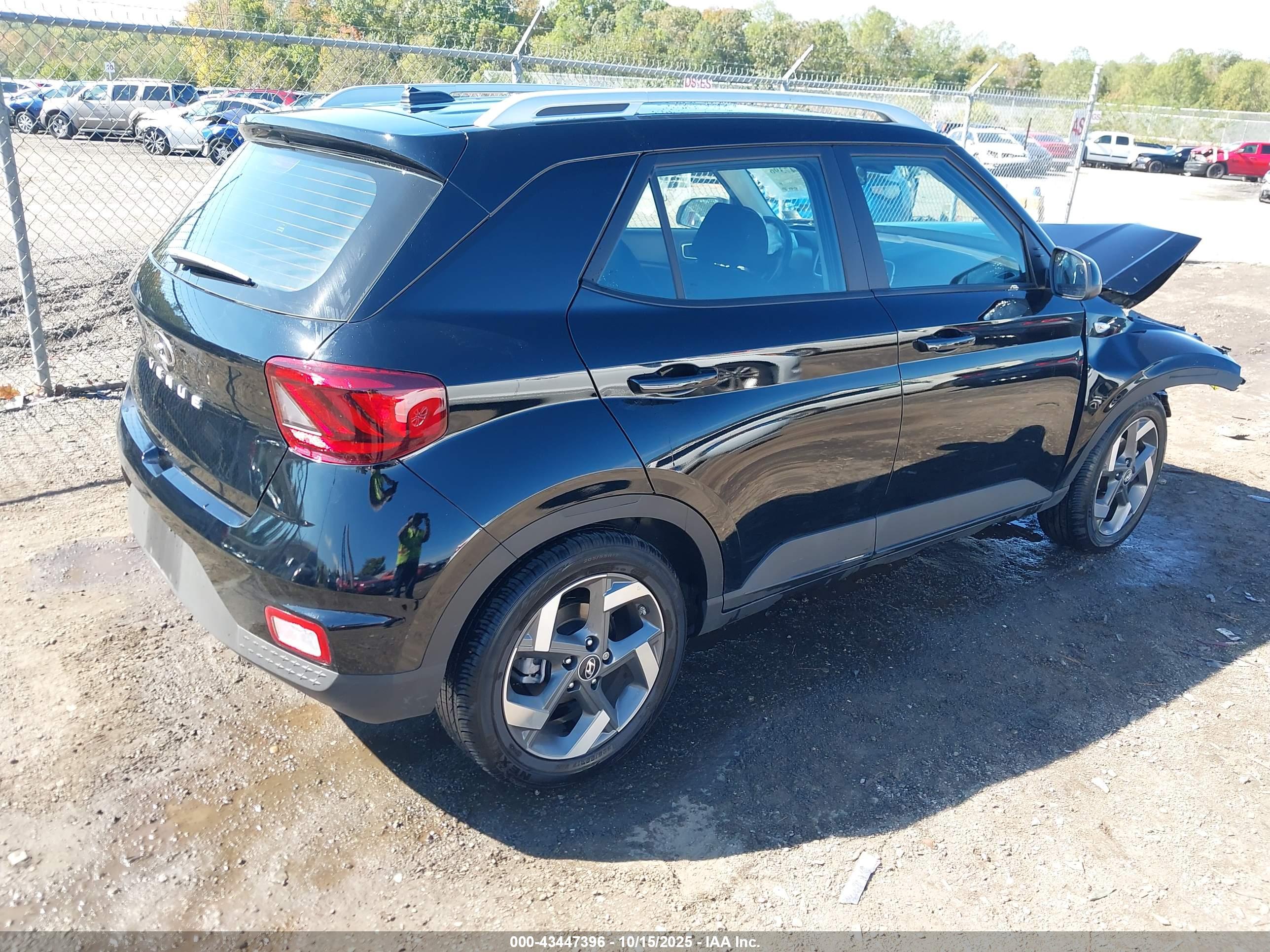 HYUNDAI VENUE image 4