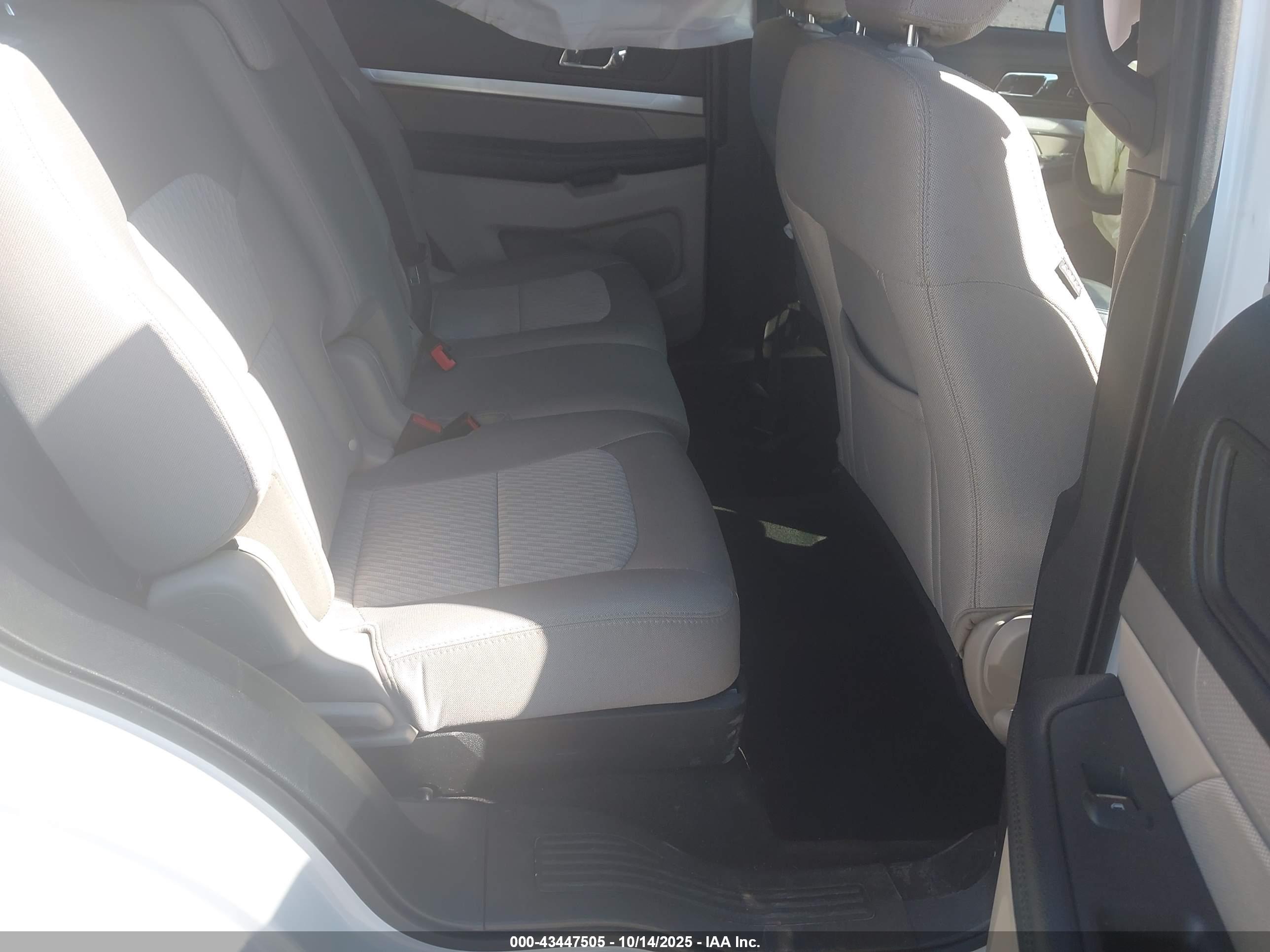 FORD EXPLORER image 8