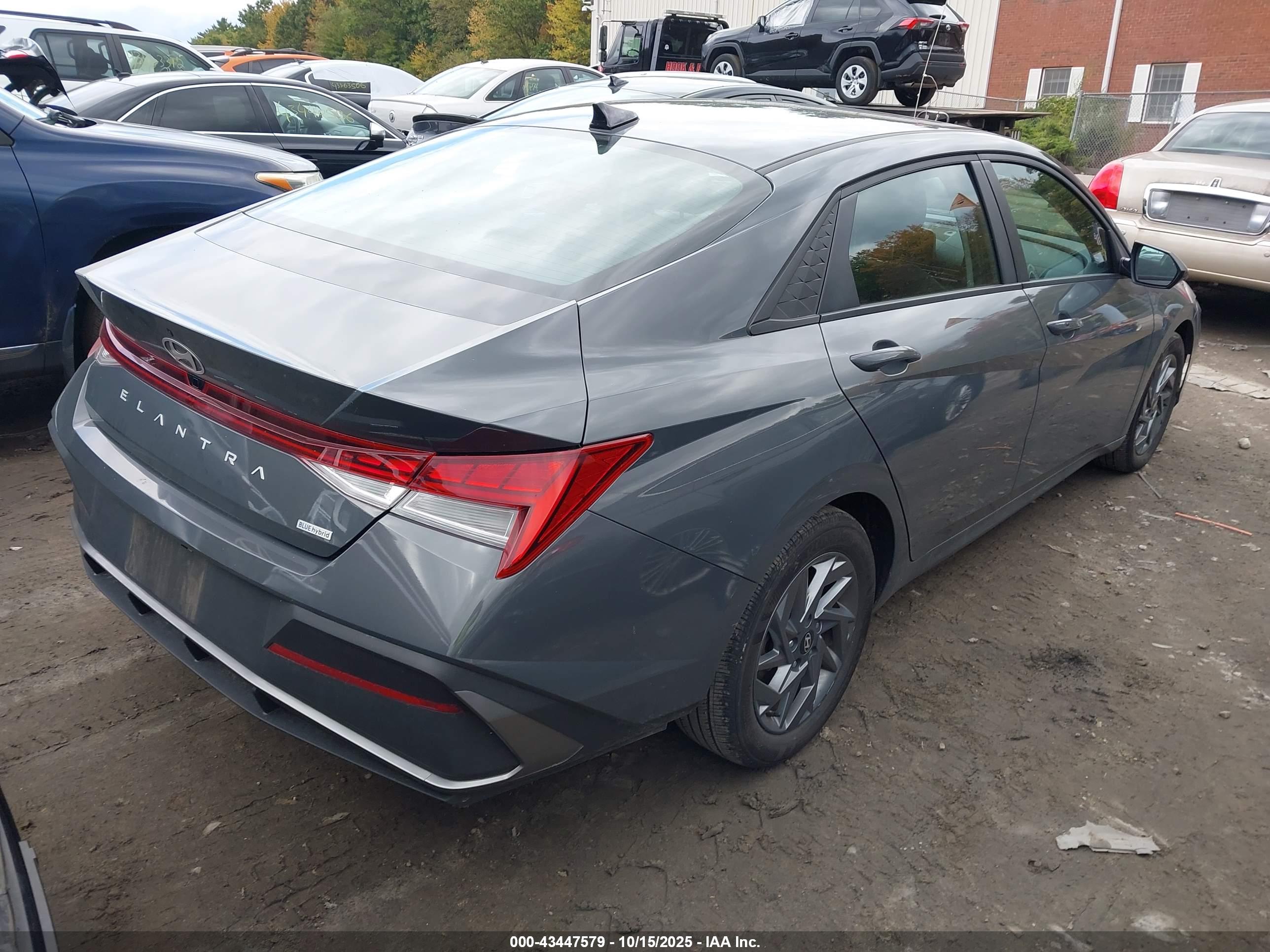 HYUNDAI ELANTRA image 4