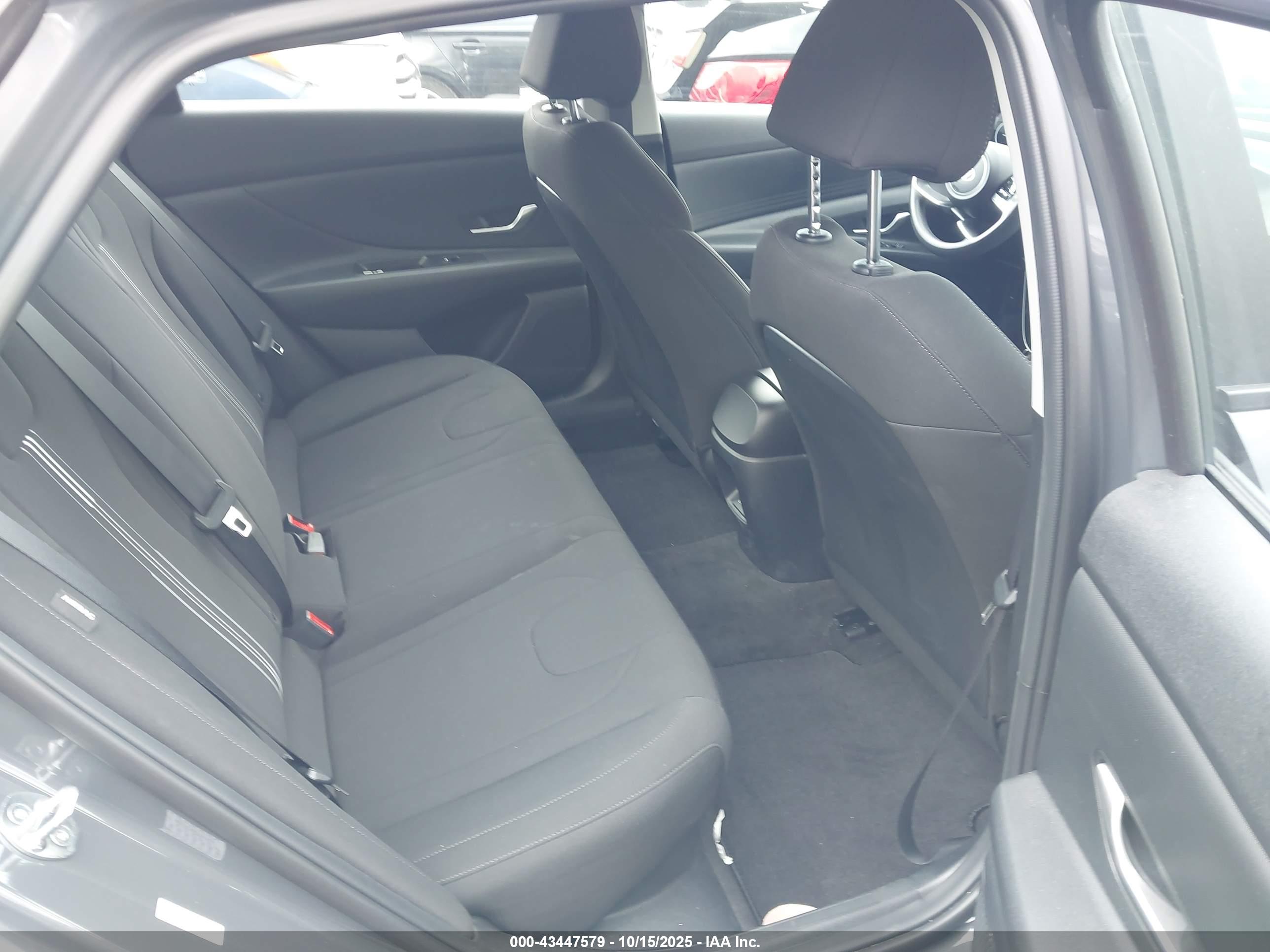 HYUNDAI ELANTRA image 8