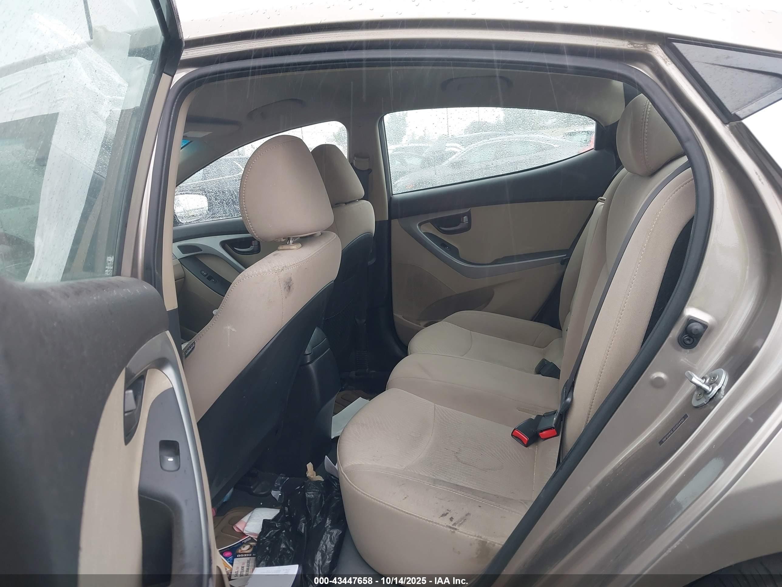 HYUNDAI ELANTRA image 8