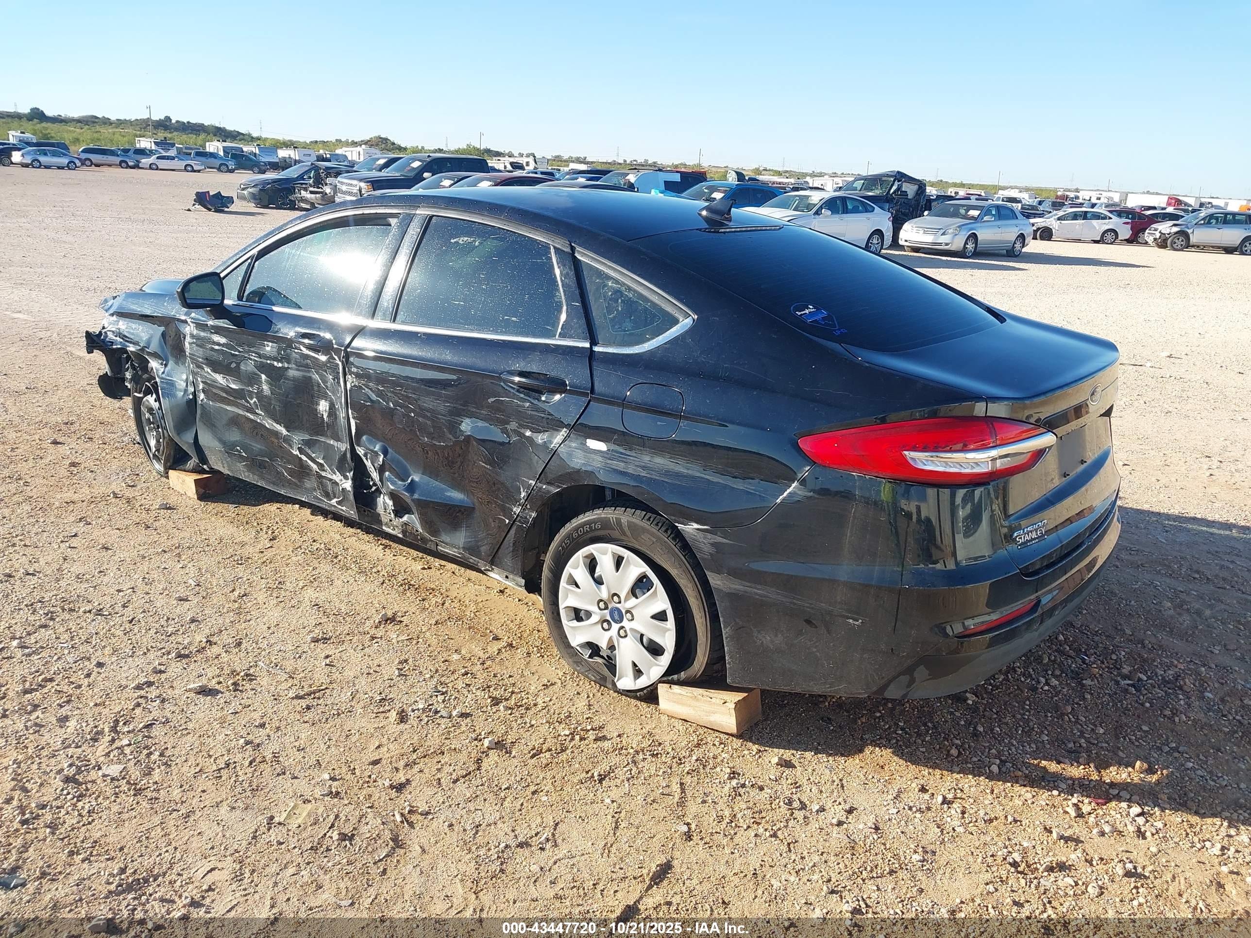 FORD FUSION image 3