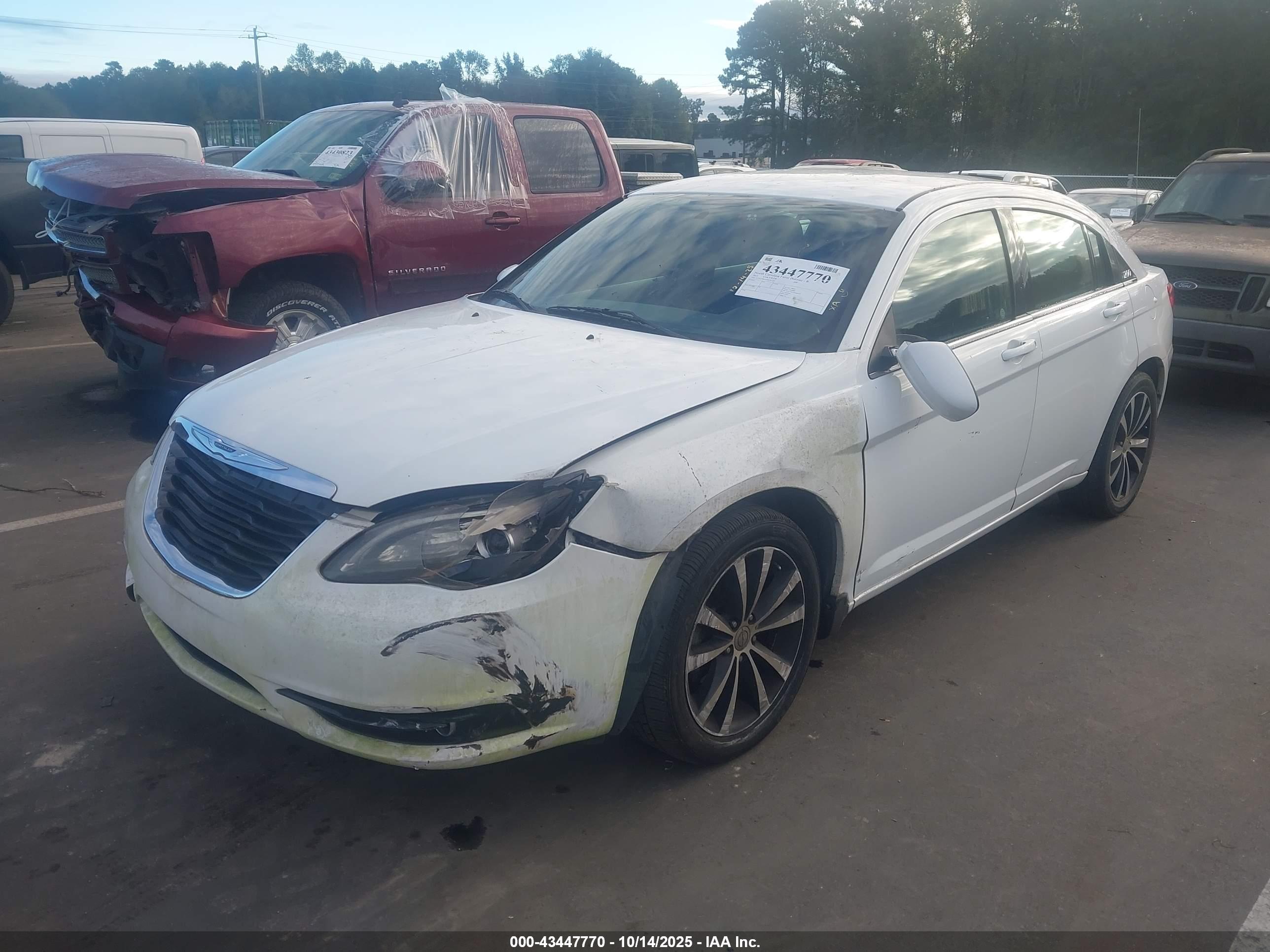 CHRYSLER 200 image 2