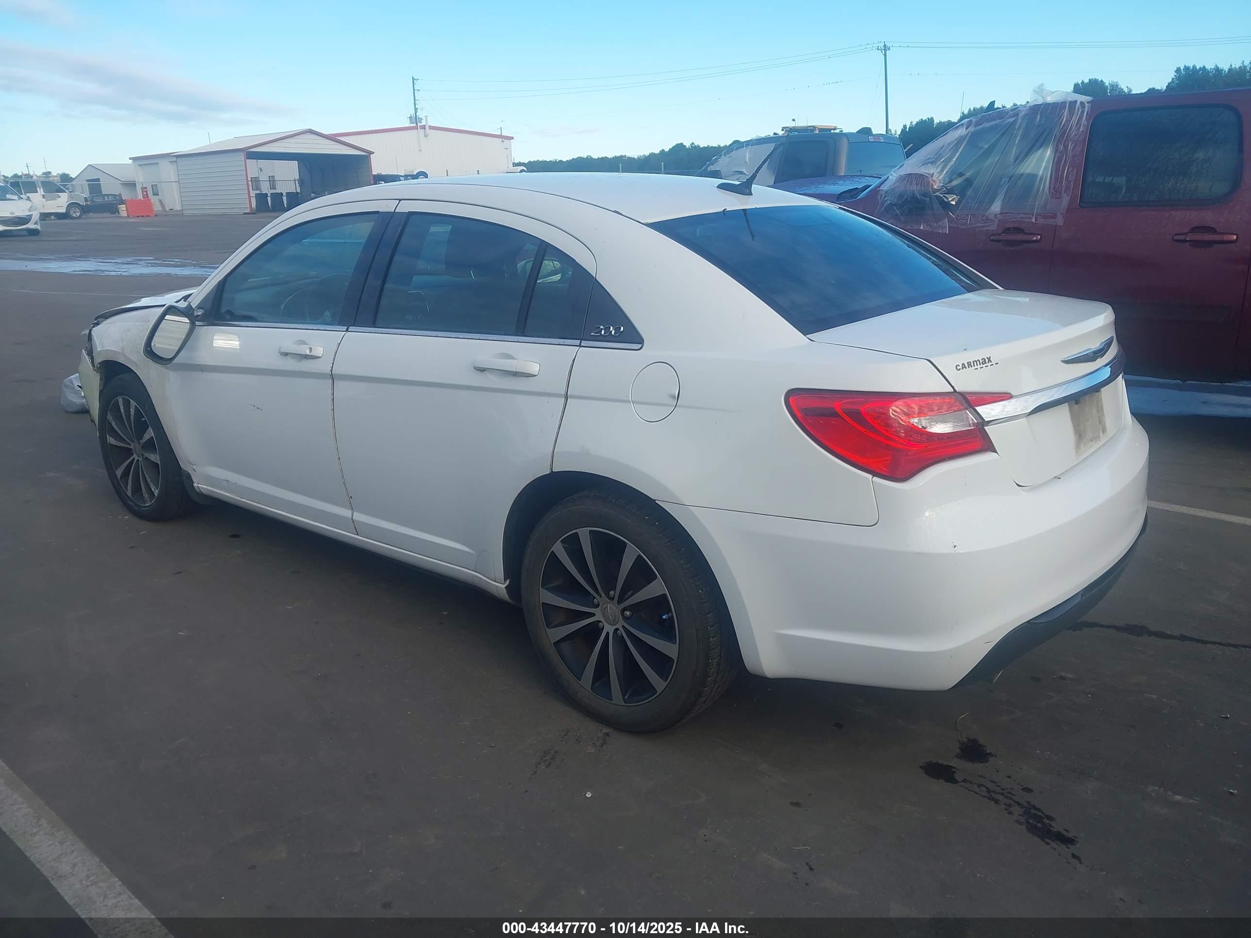 CHRYSLER 200 image 3