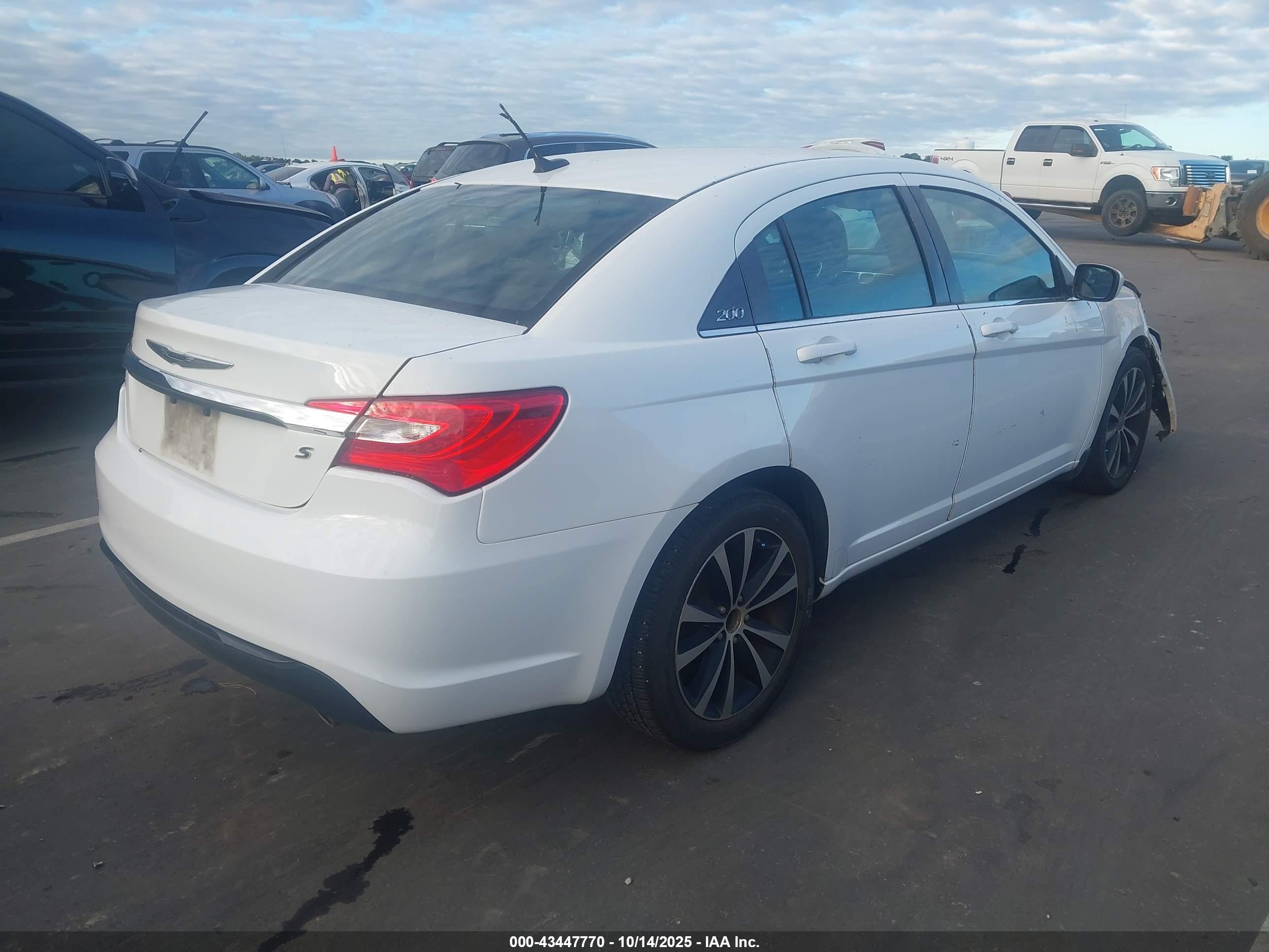 CHRYSLER 200 image 4