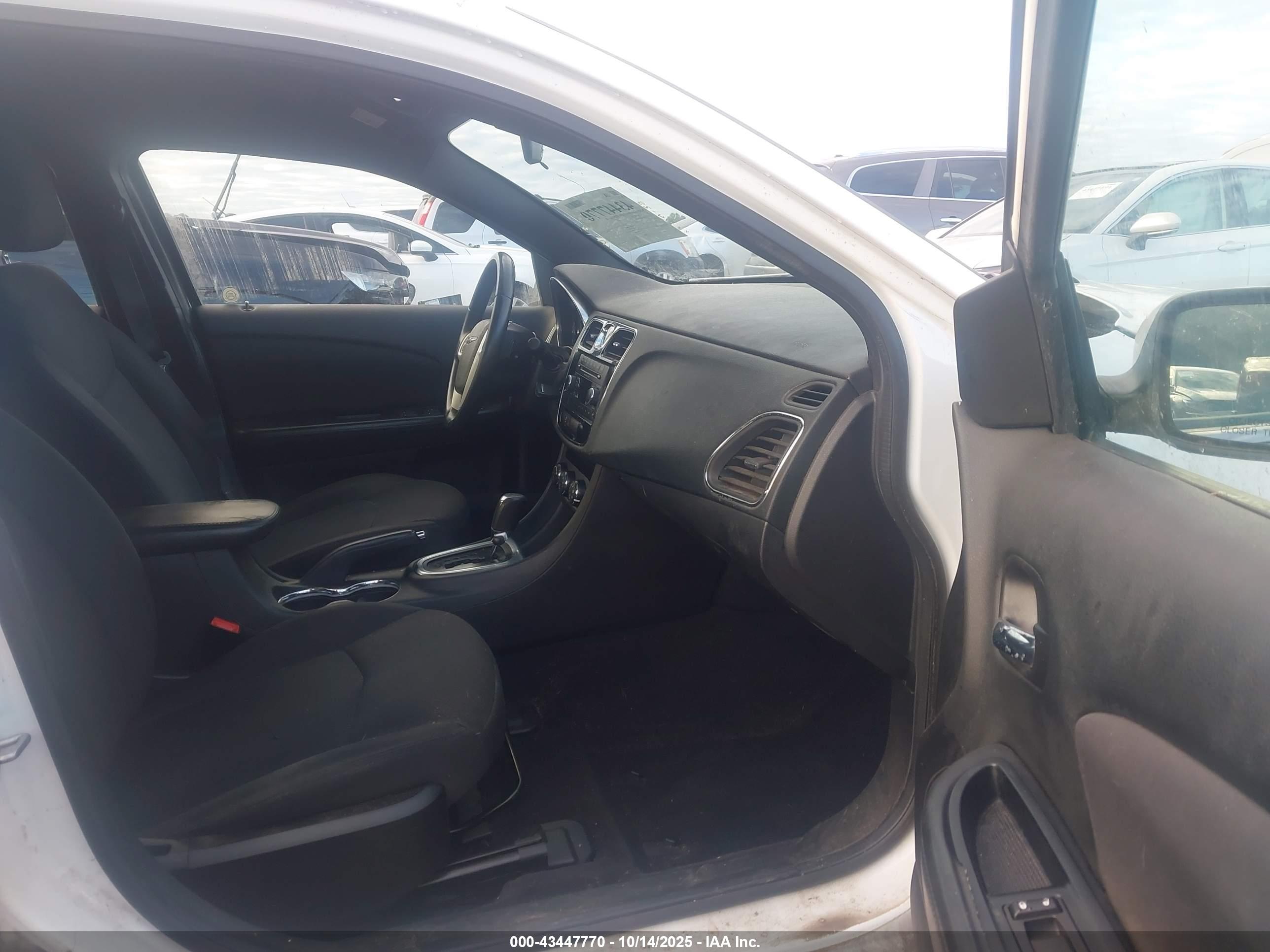 CHRYSLER 200 image 5