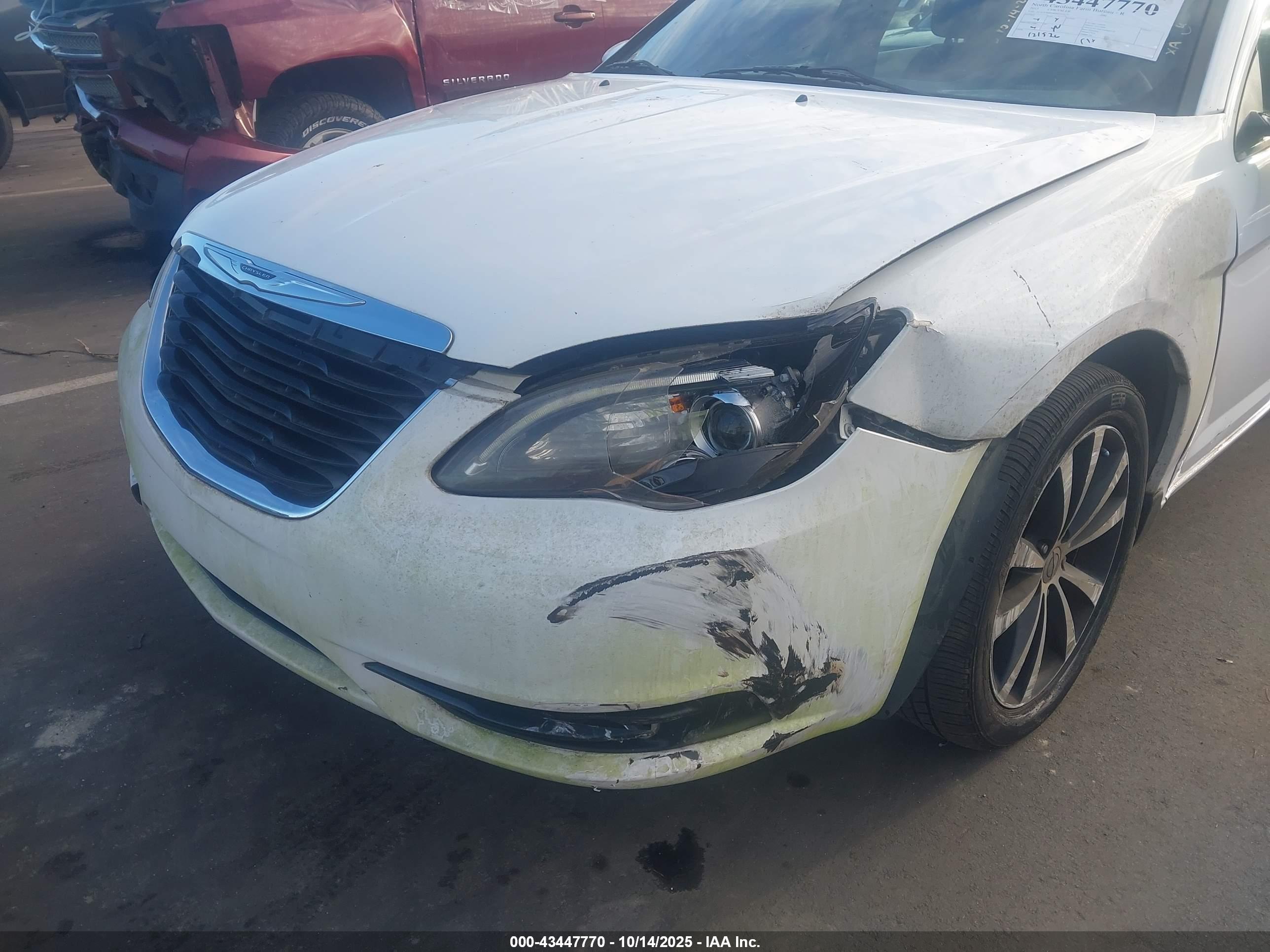 CHRYSLER 200 image 6