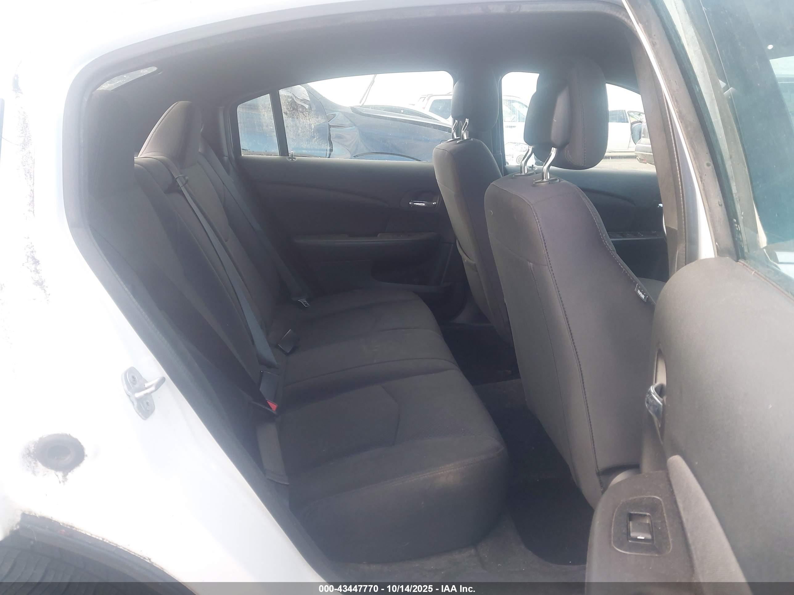CHRYSLER 200 image 8