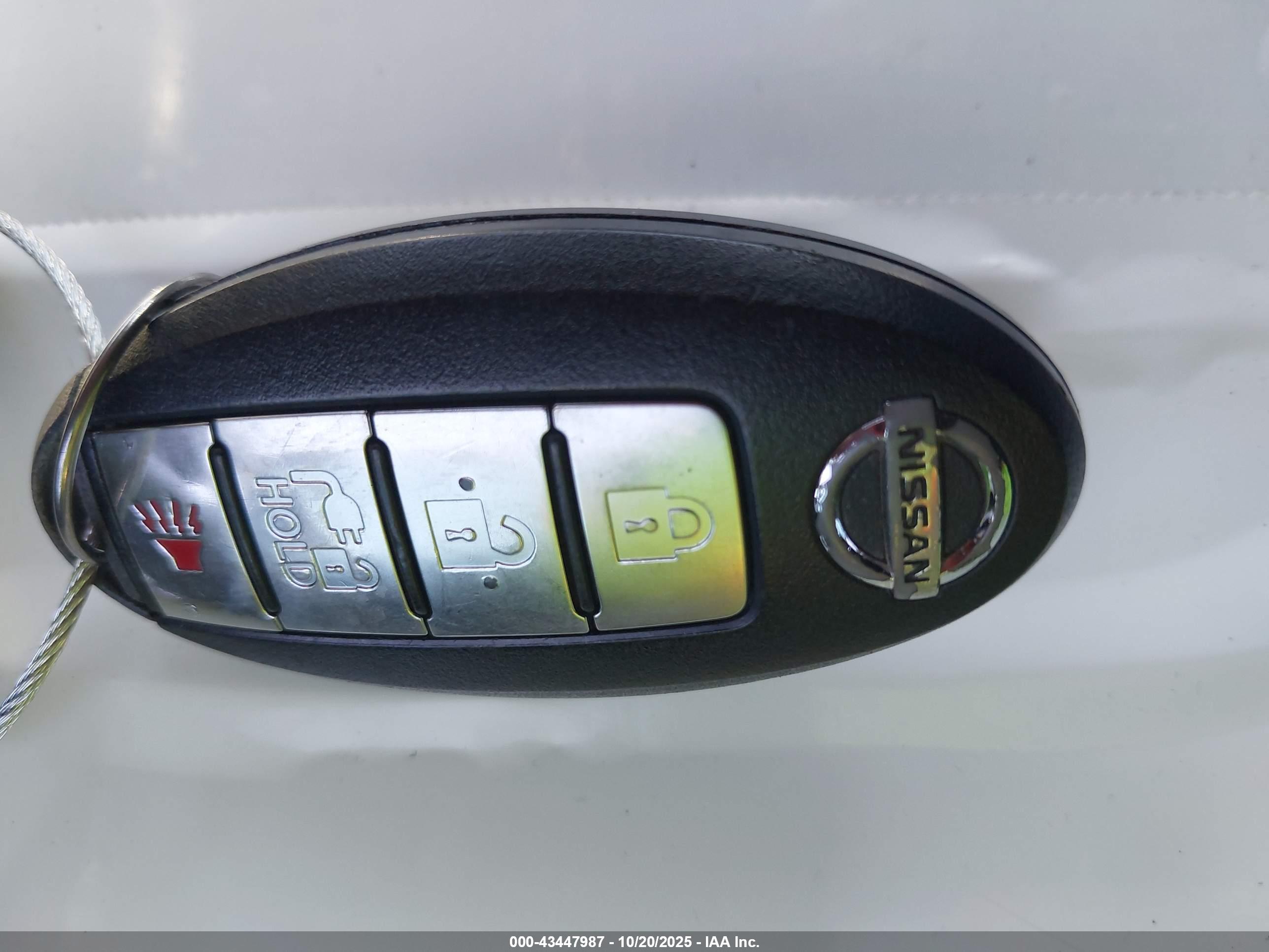 NISSAN LEAF image 11