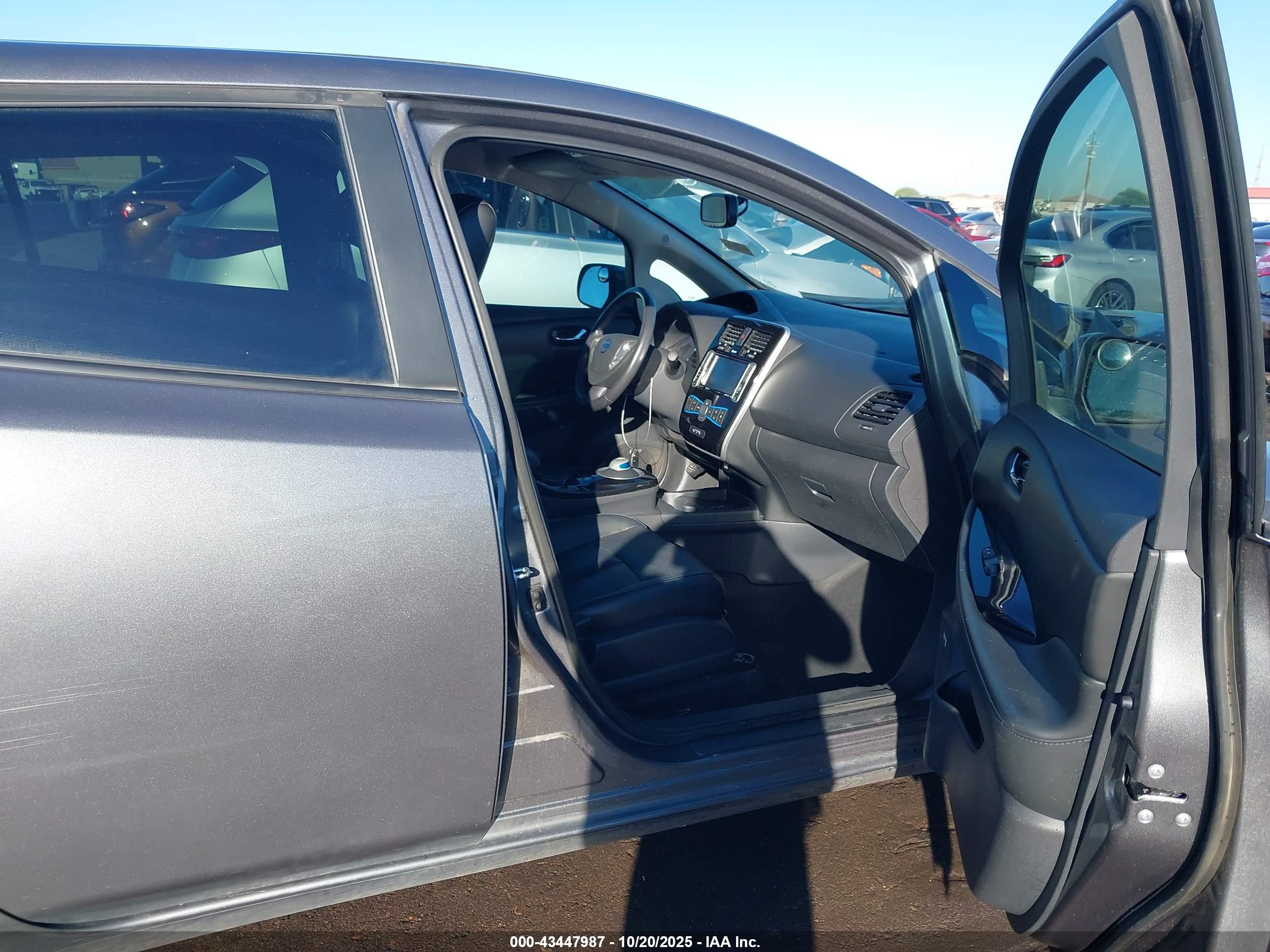 NISSAN LEAF image 5