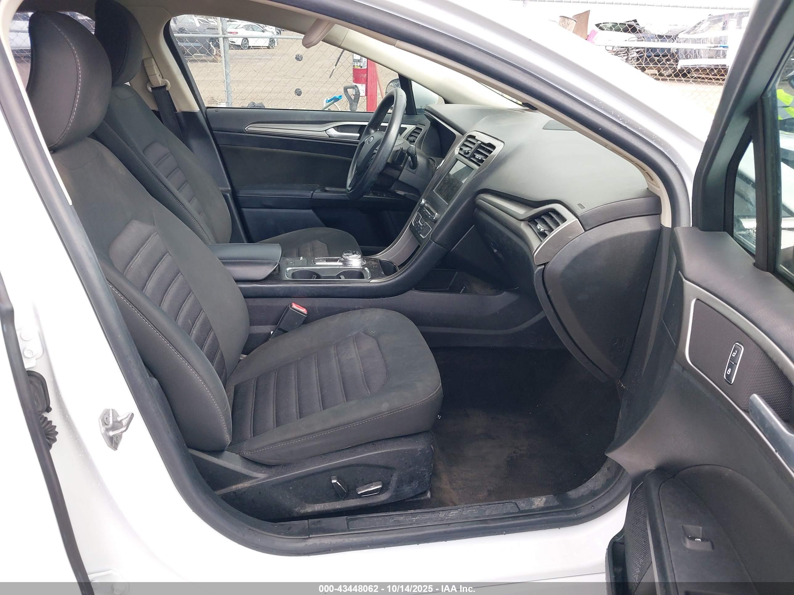 FORD FUSION image 5