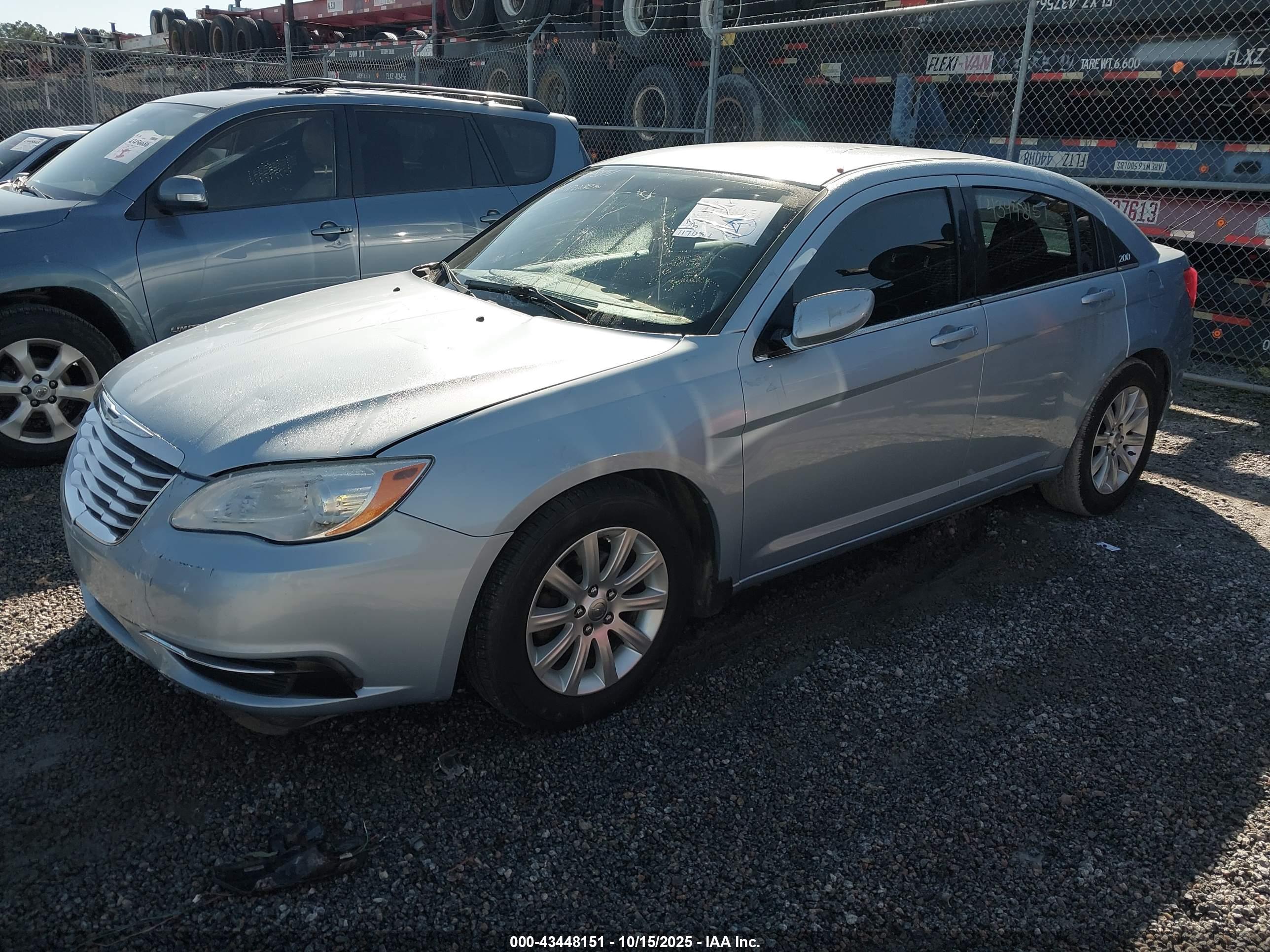 CHRYSLER 200 image 2