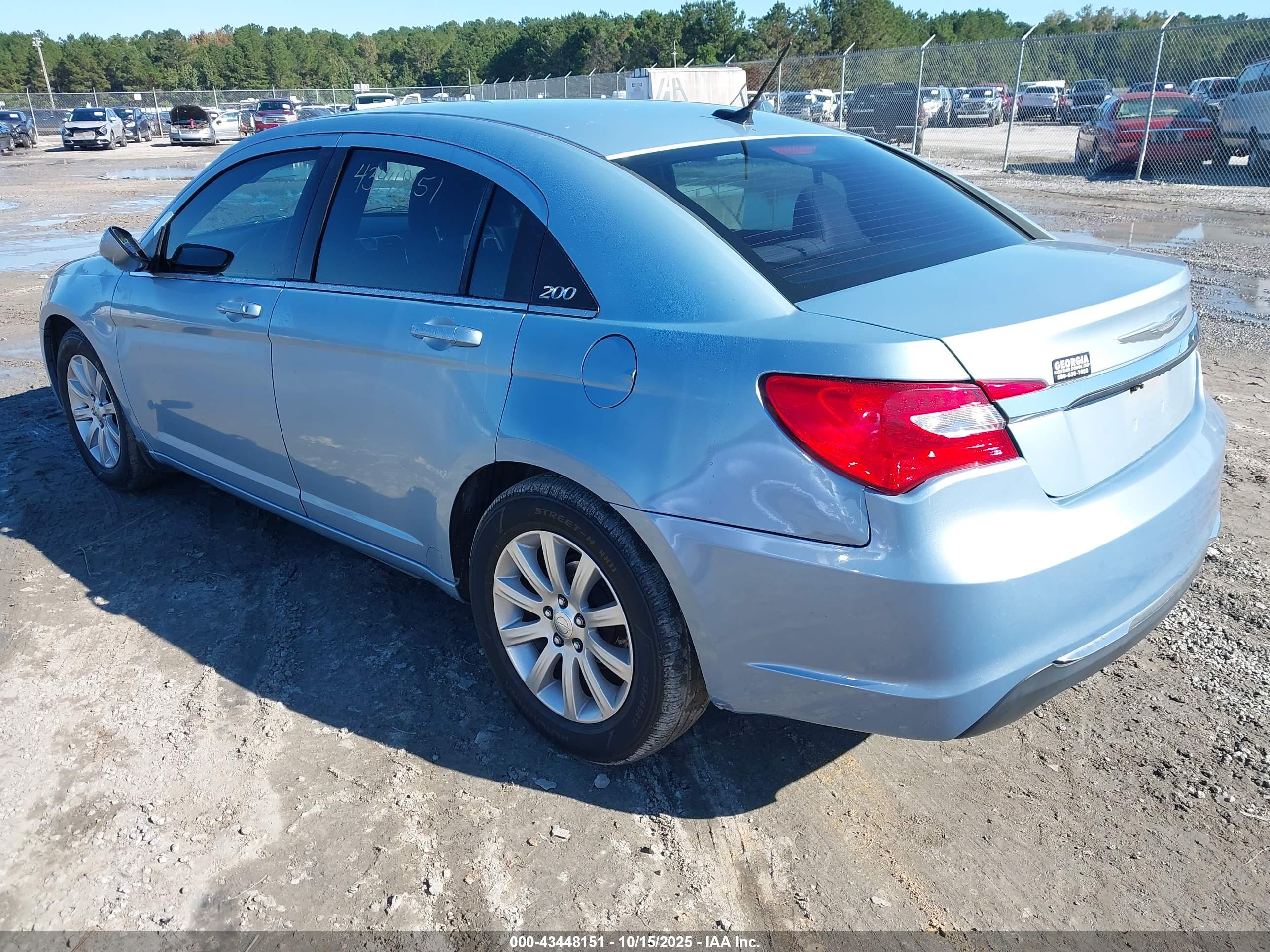 CHRYSLER 200 image 3