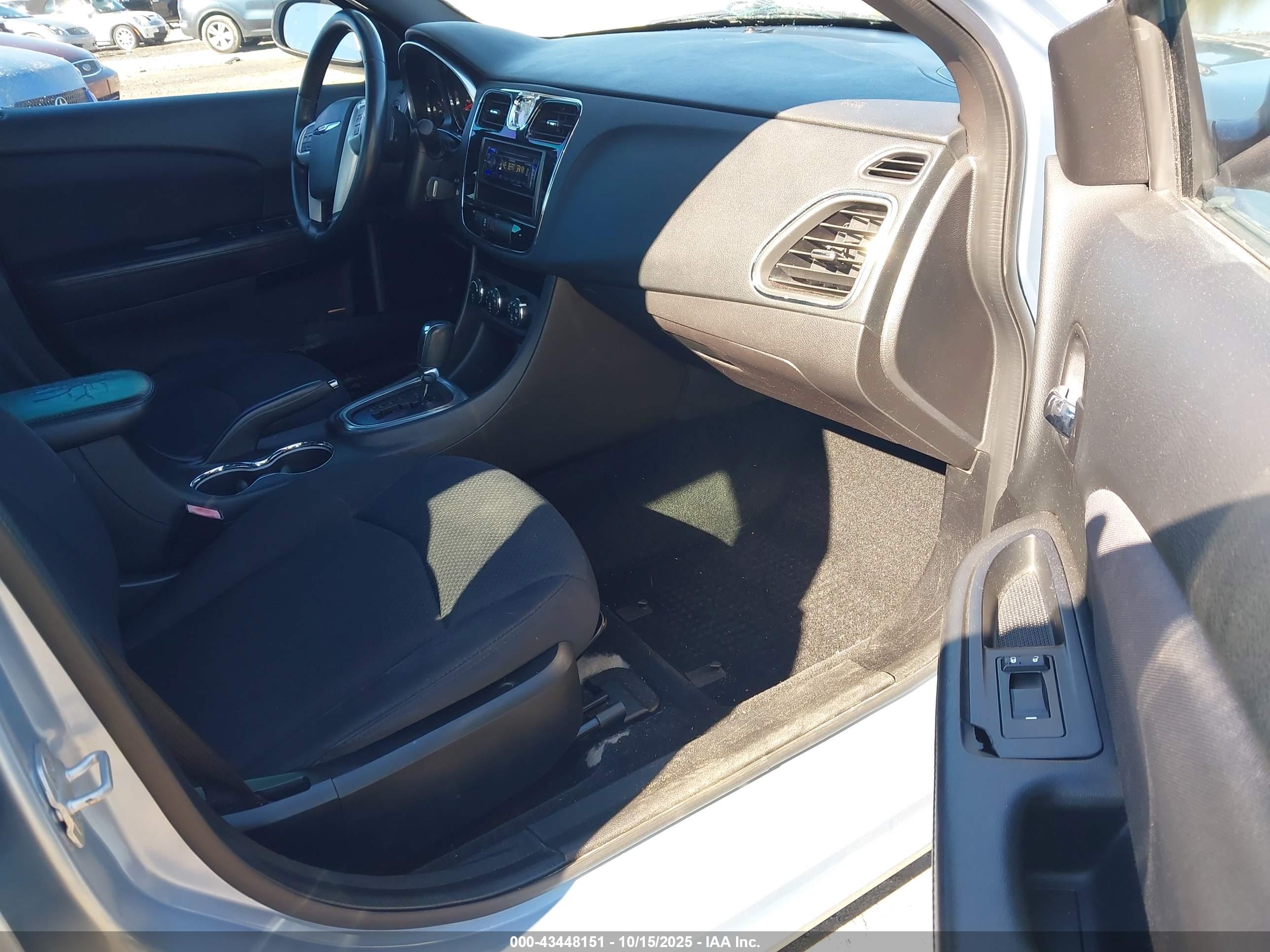 CHRYSLER 200 image 5
