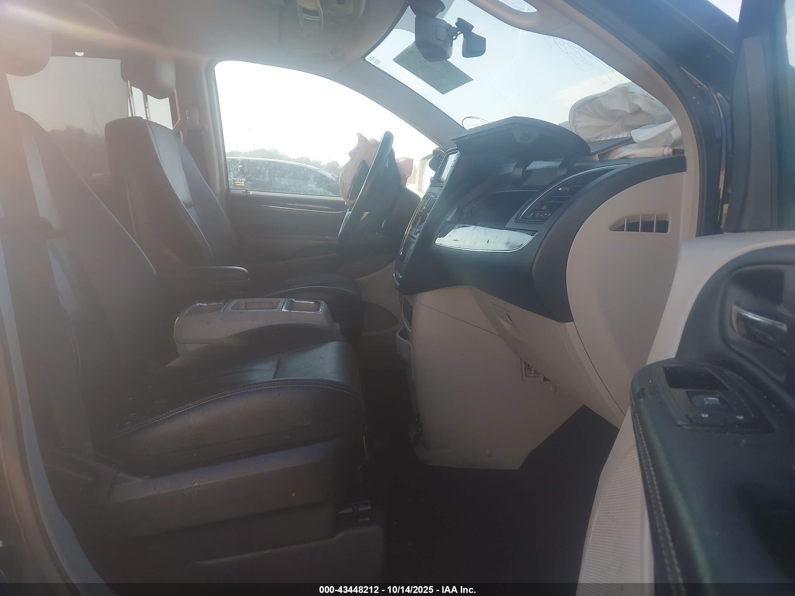 CHRYSLER TOWN image 5
