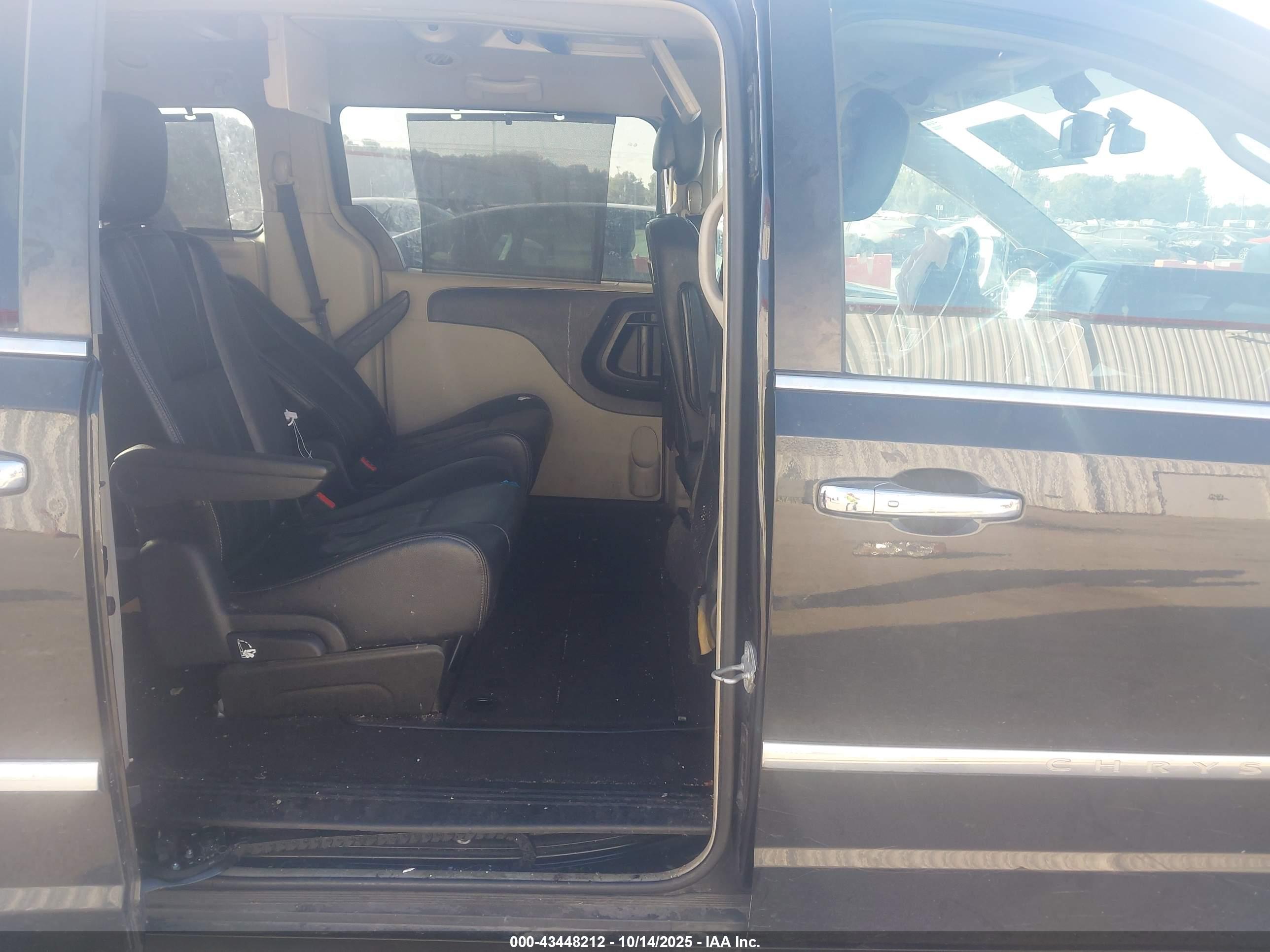CHRYSLER TOWN image 8