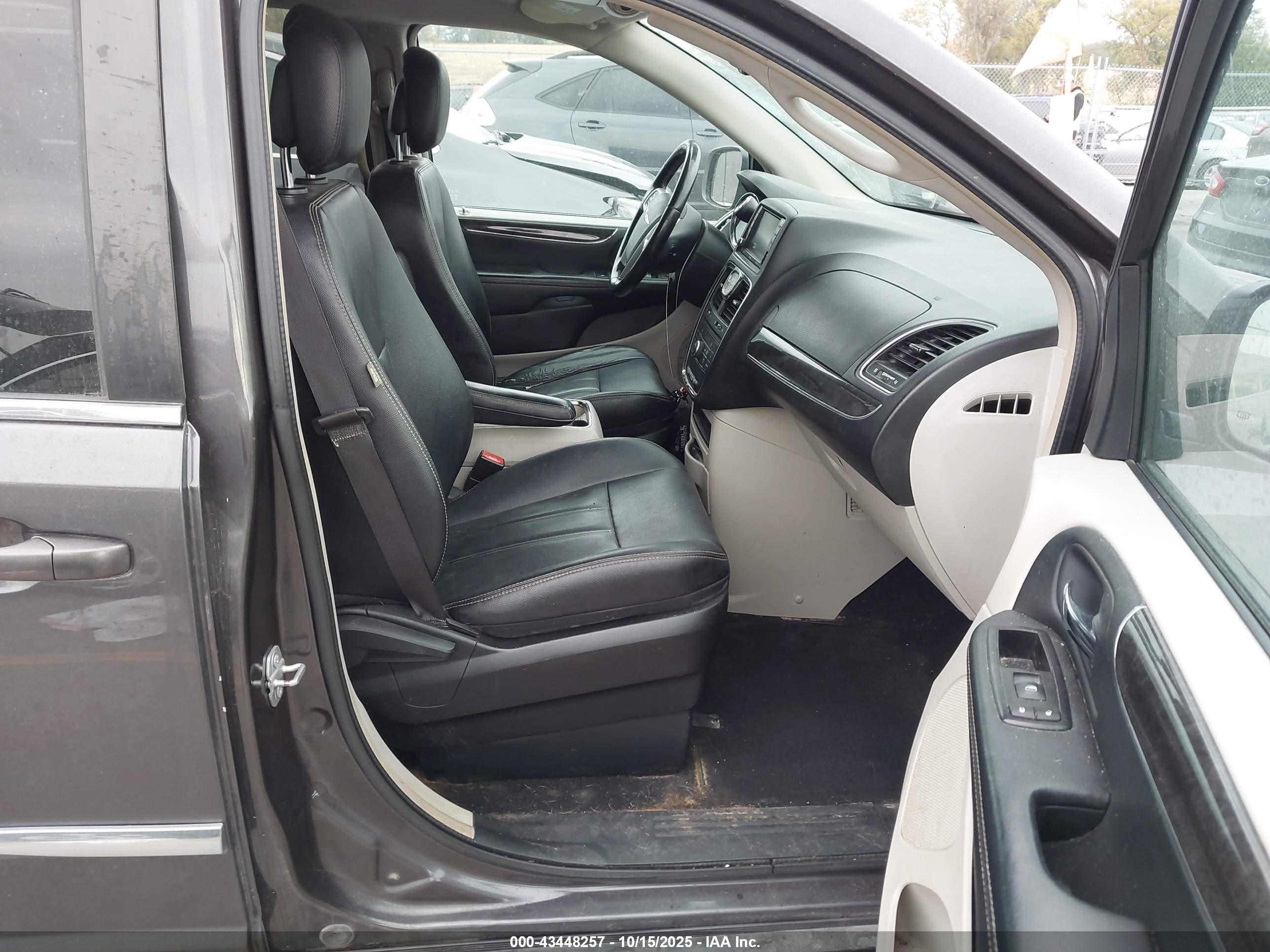 CHRYSLER TOWN image 5