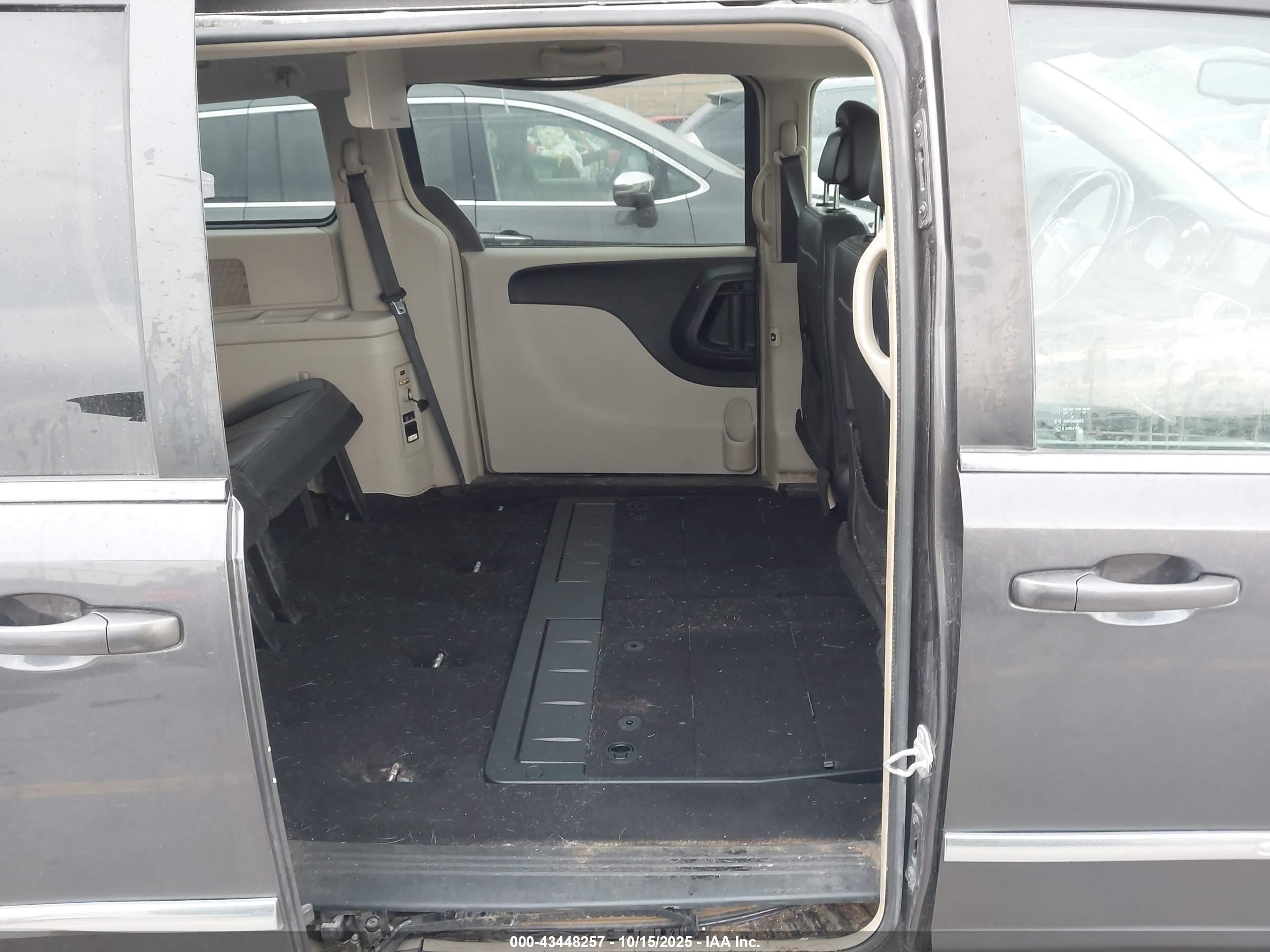 CHRYSLER TOWN image 8