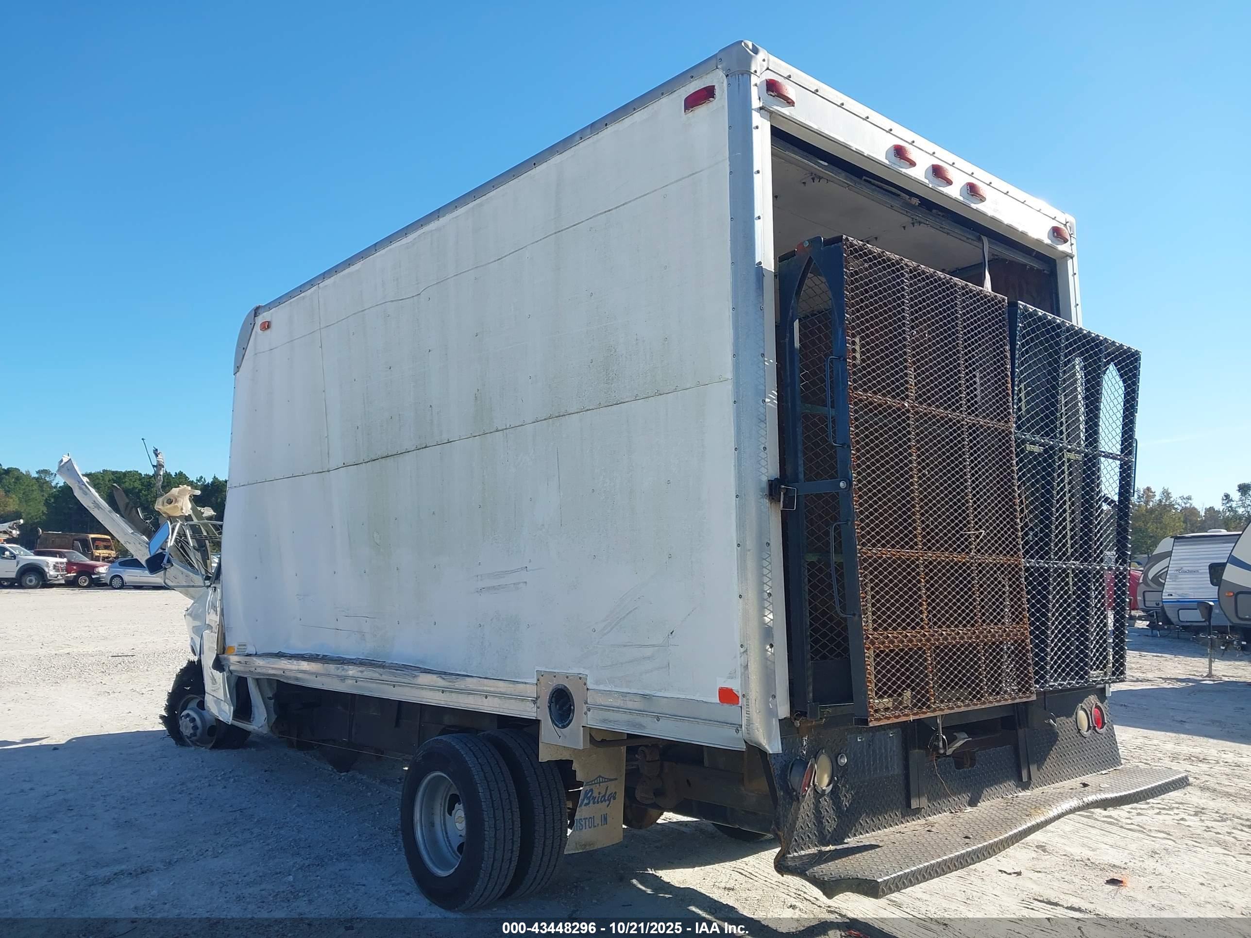 CHEVROLET EXPRESS image 3