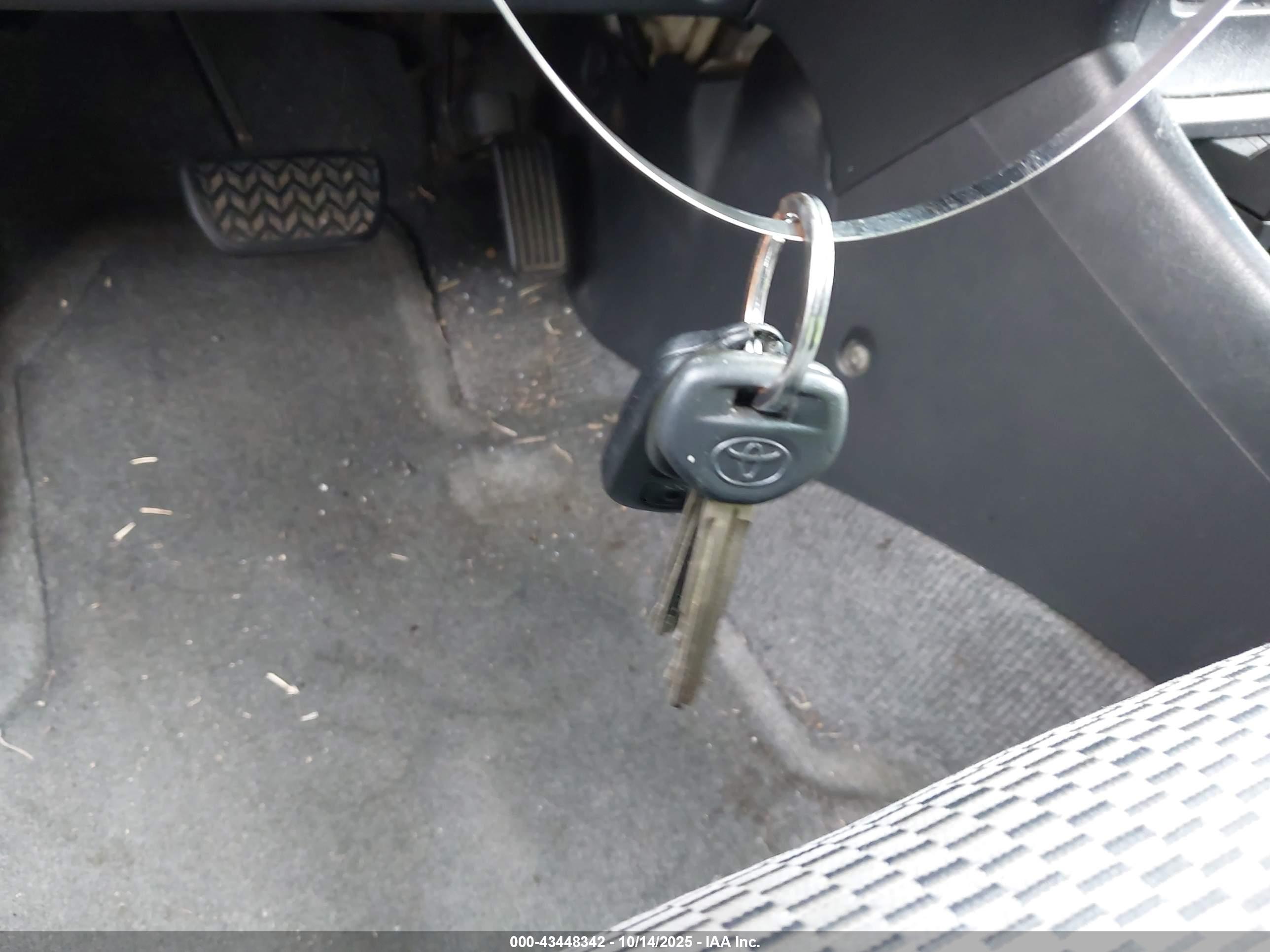 TOYOTA RAV4 image 11