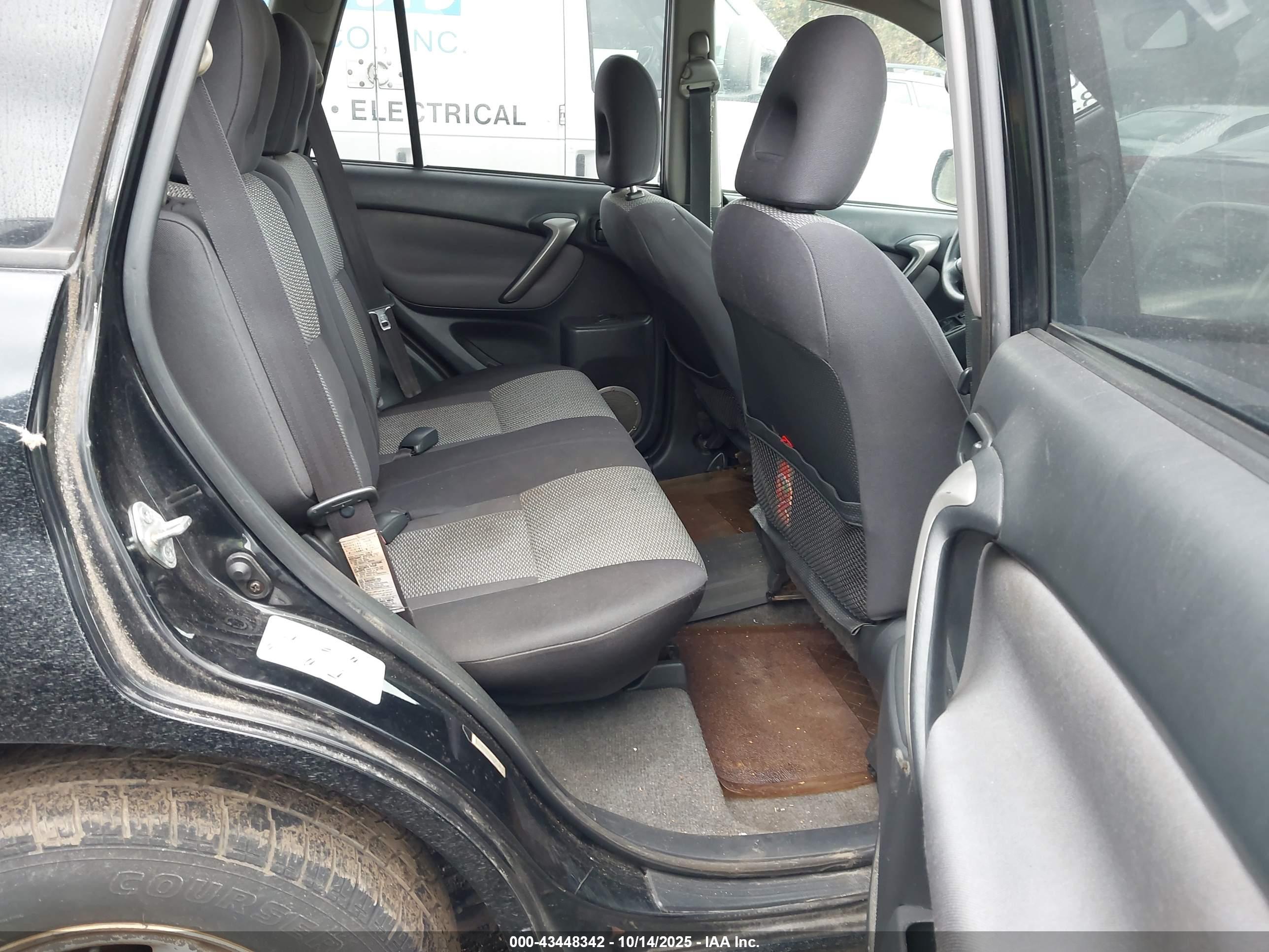 TOYOTA RAV4 image 8