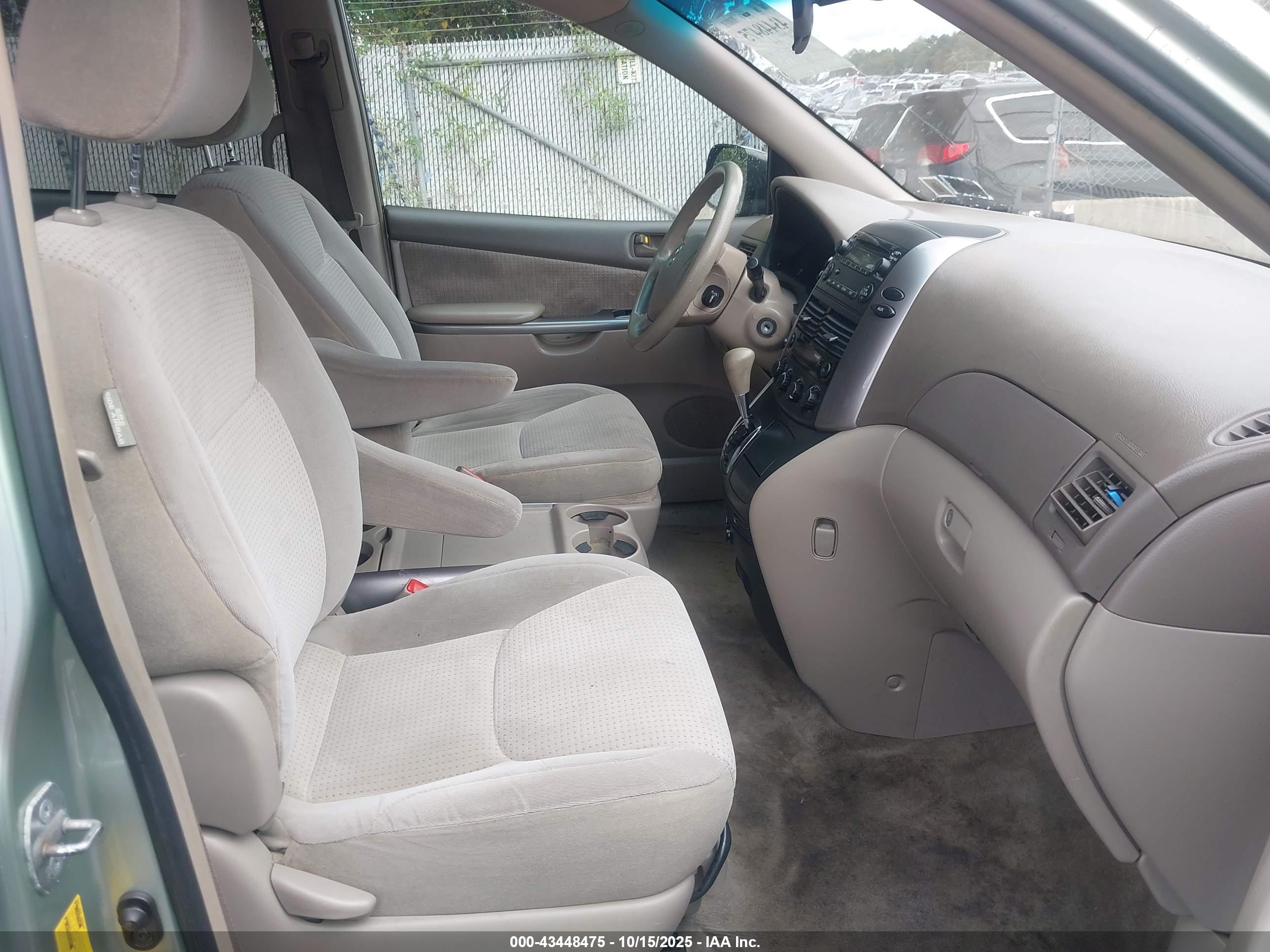 TOYOTA SIENNA image 5
