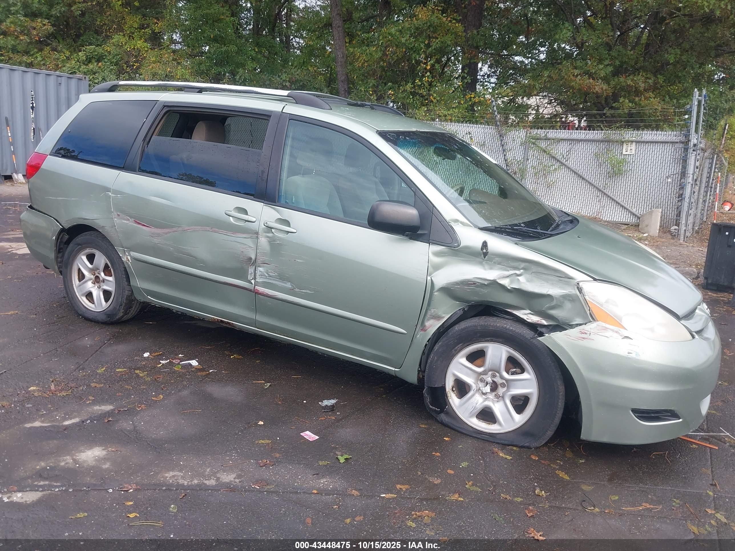 TOYOTA SIENNA image 6
