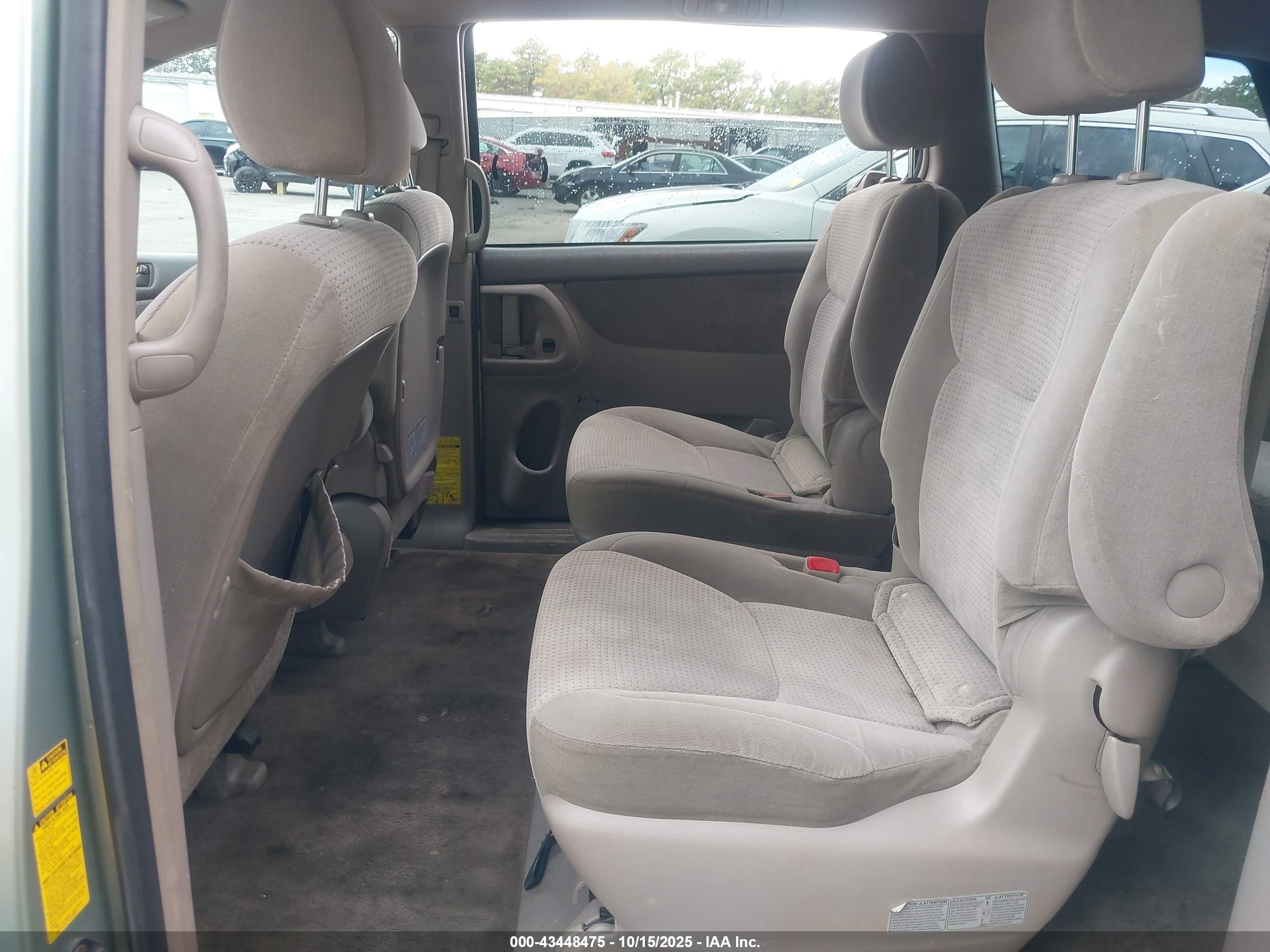 TOYOTA SIENNA image 8