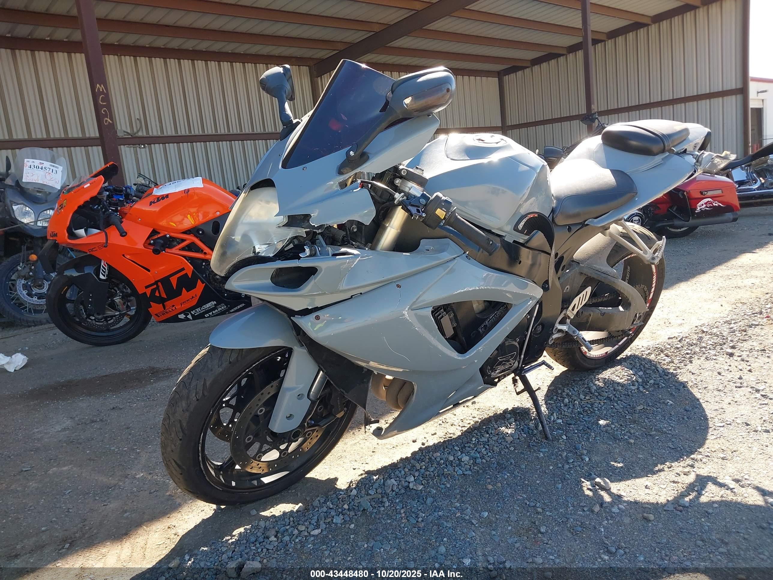 SUZUKI GSX-R600 image 2