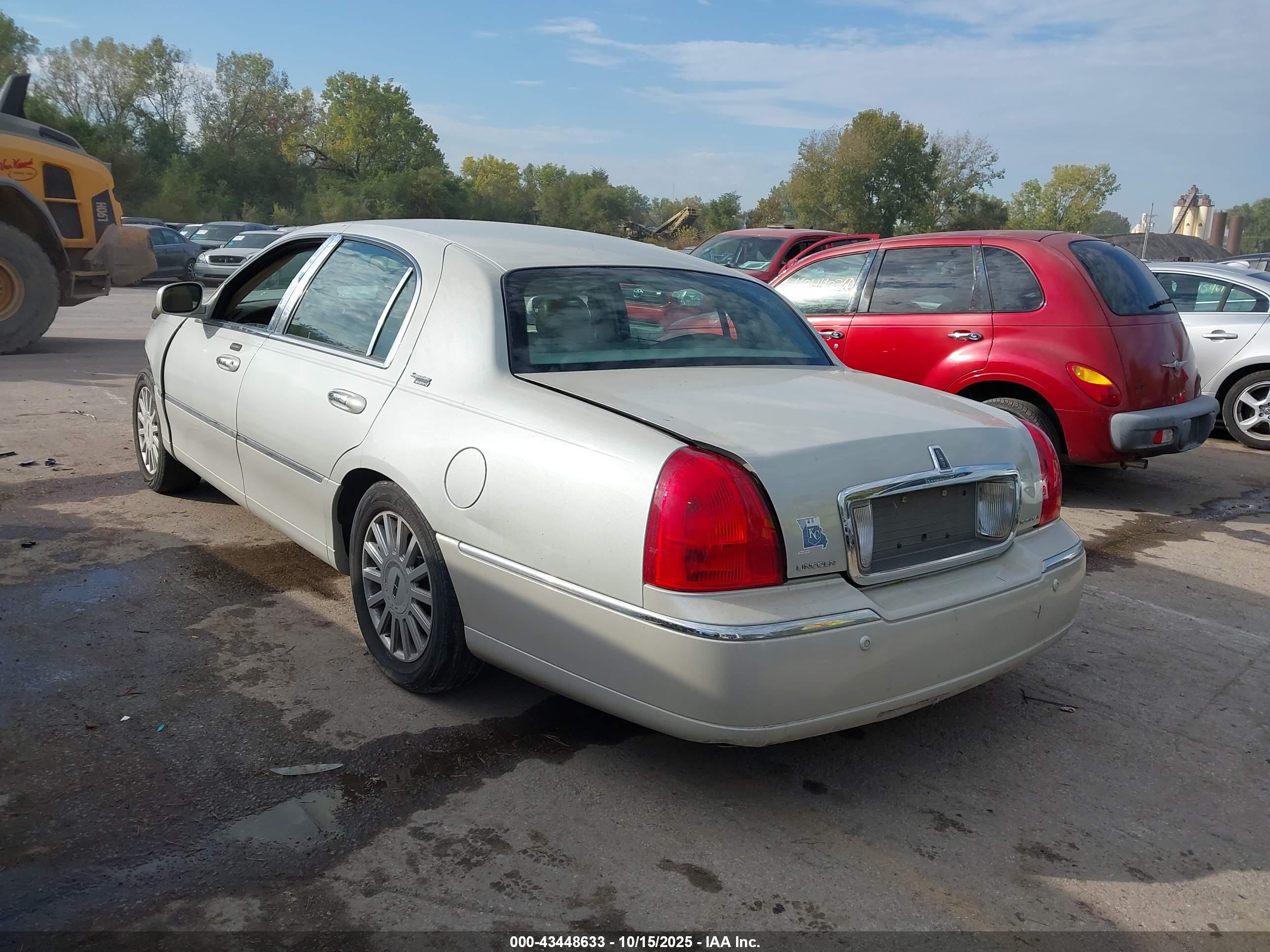 LINCOLN TOWN image 3