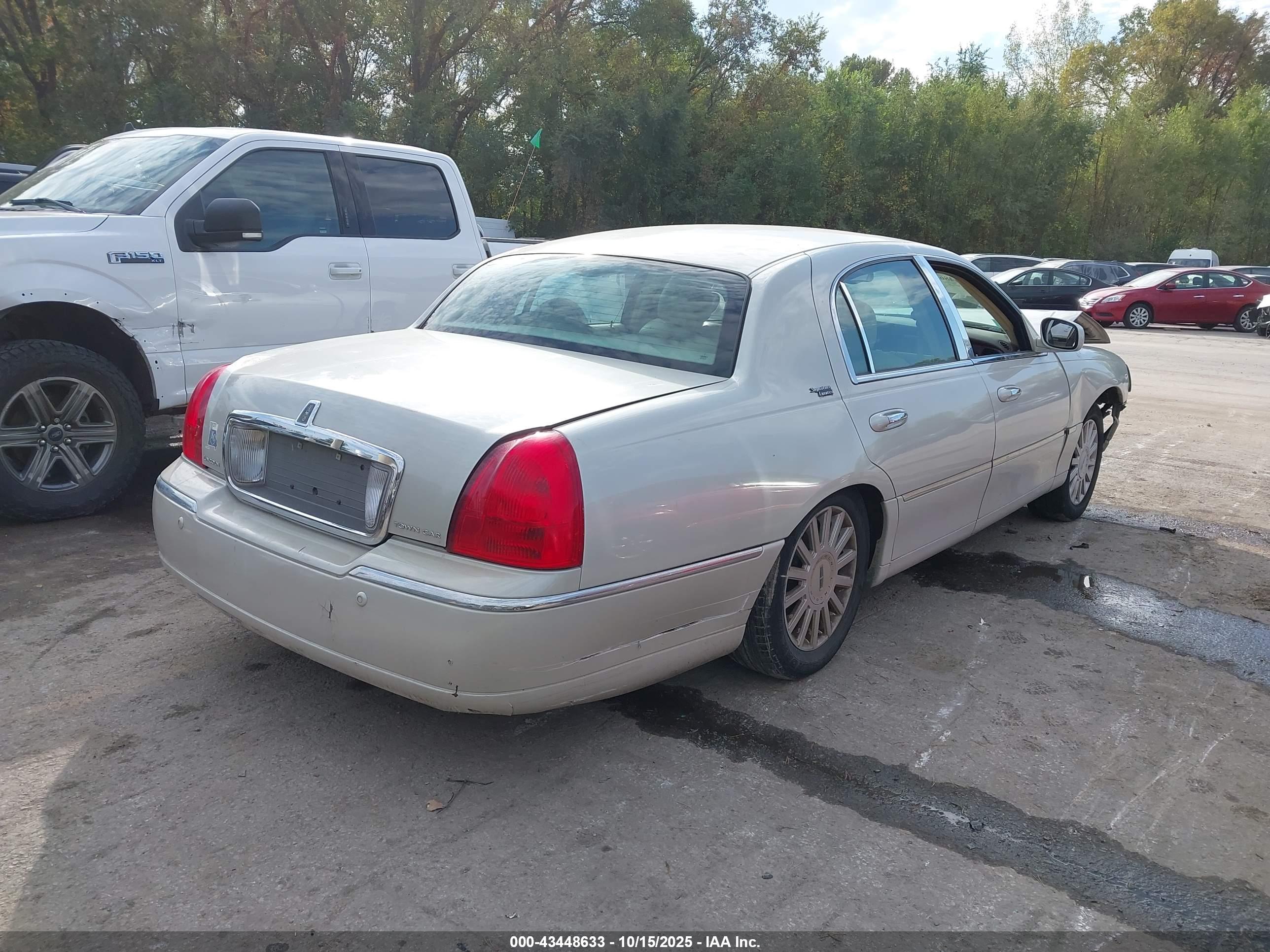 LINCOLN TOWN image 4