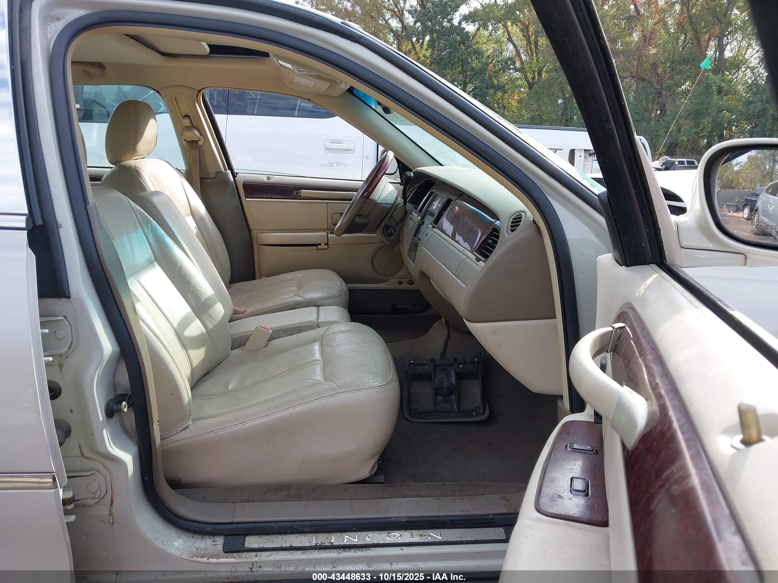 LINCOLN TOWN image 5