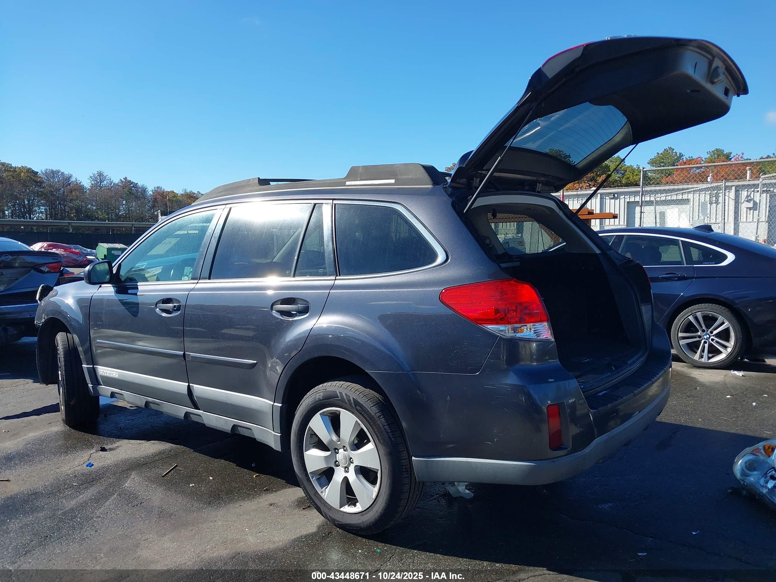 SUBARU OUTBACK image 3