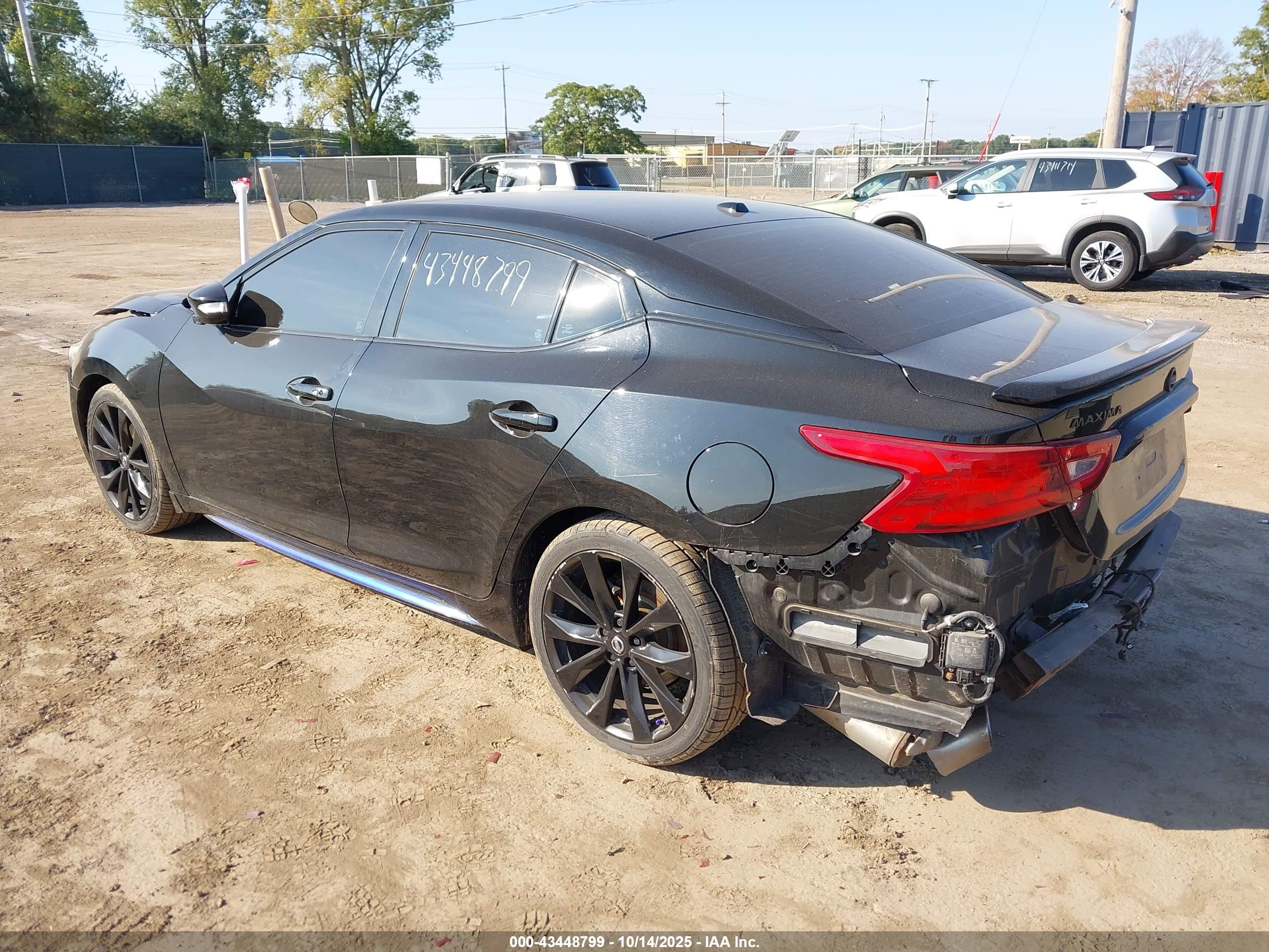 NISSAN MAXIMA image 3