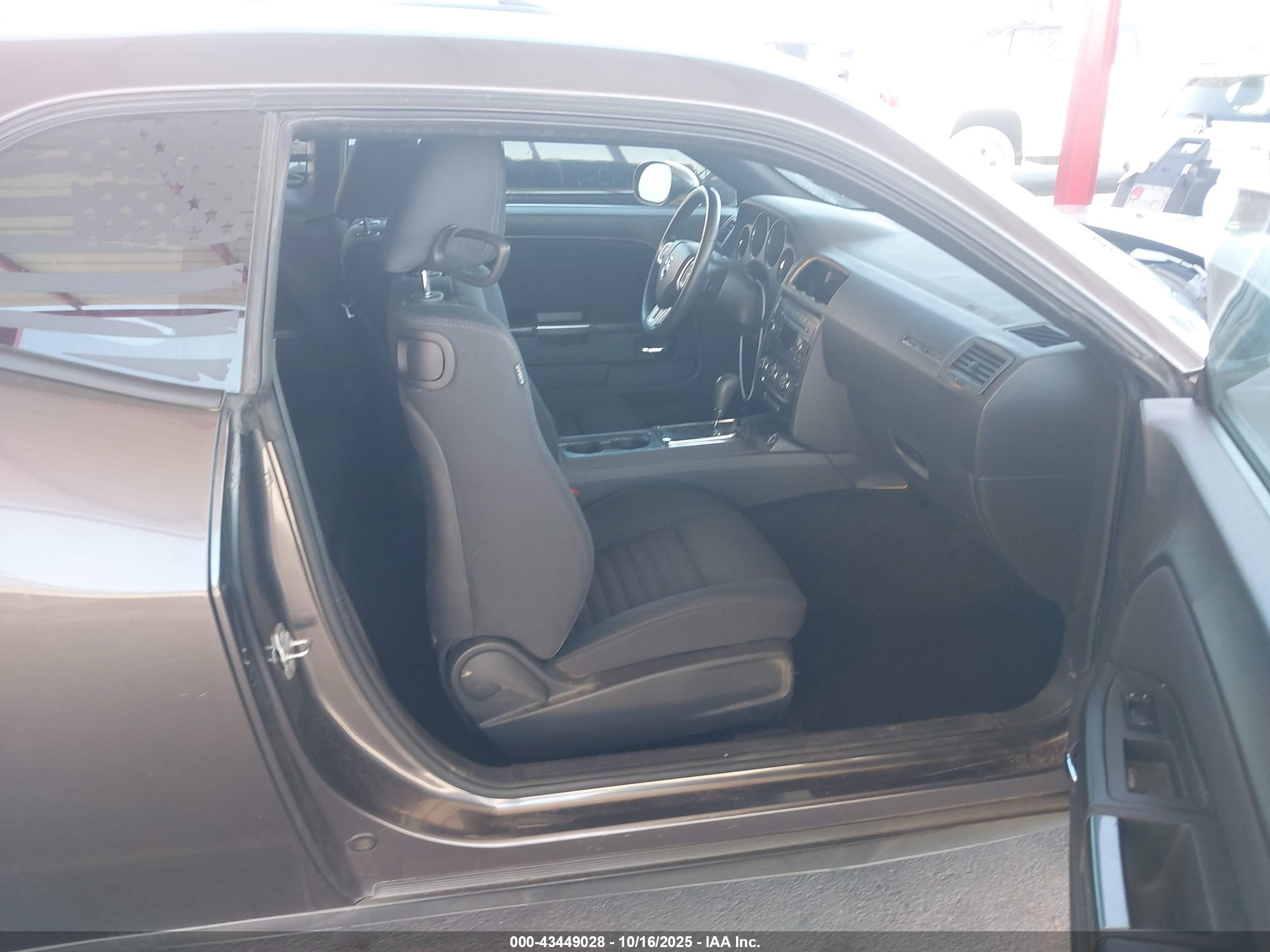 DODGE CHALLENGER image 5