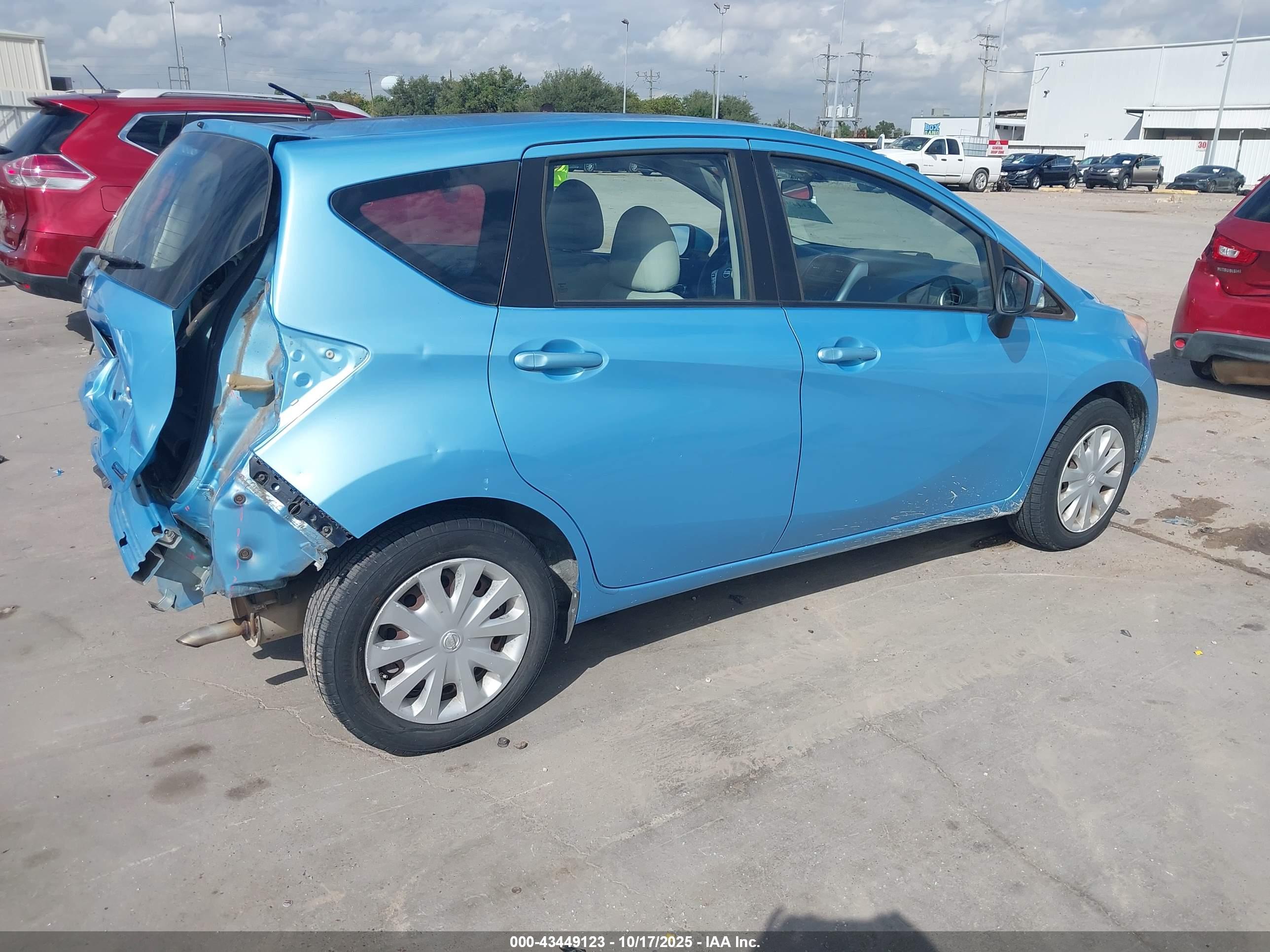 NISSAN VERSA image 4