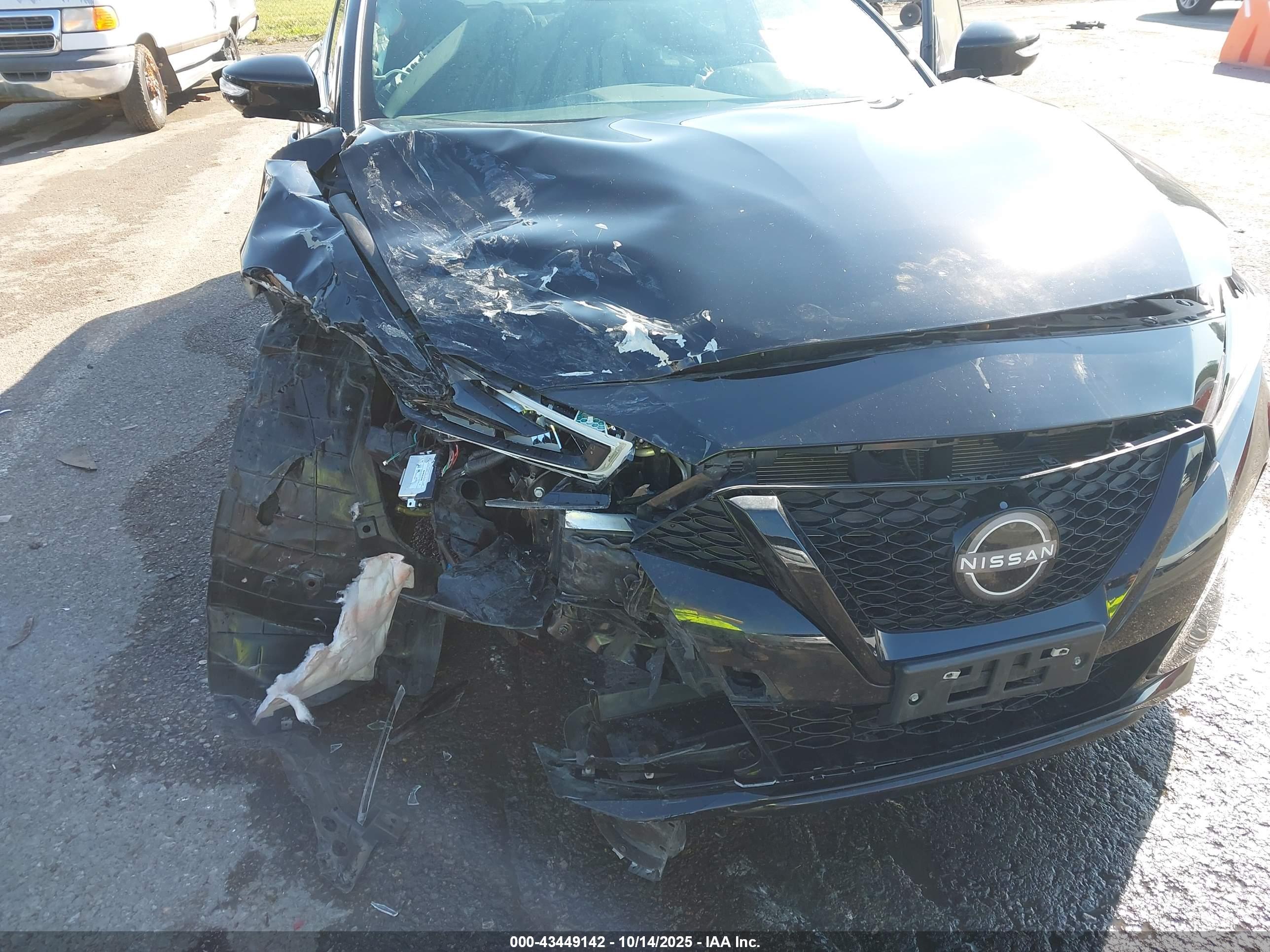 NISSAN MAXIMA image 6