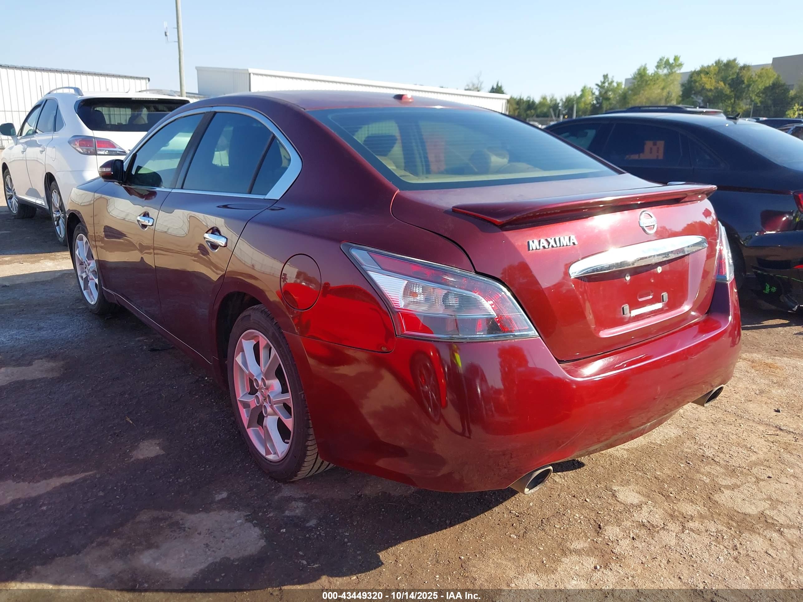NISSAN MAXIMA image 3