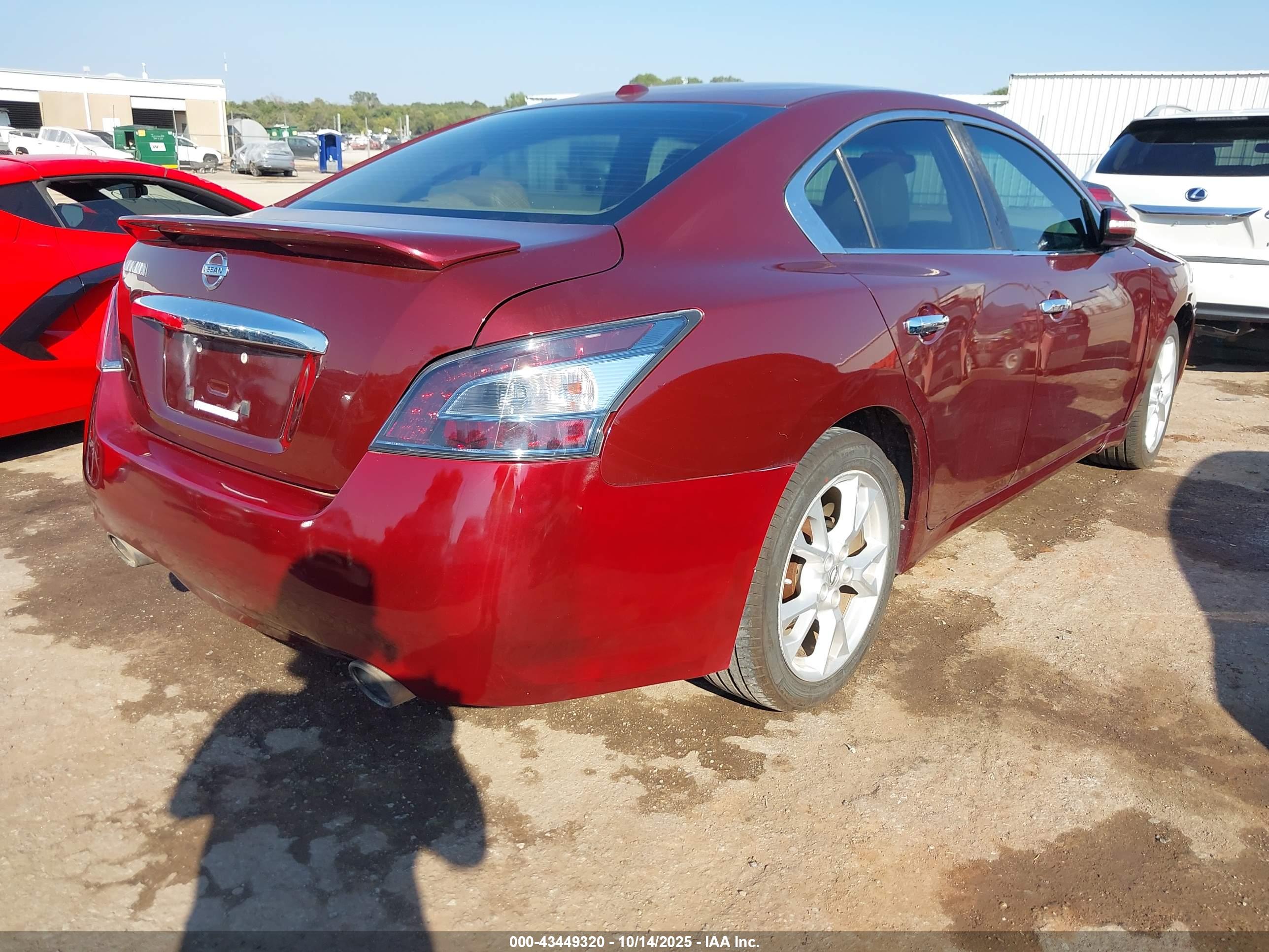 NISSAN MAXIMA image 4