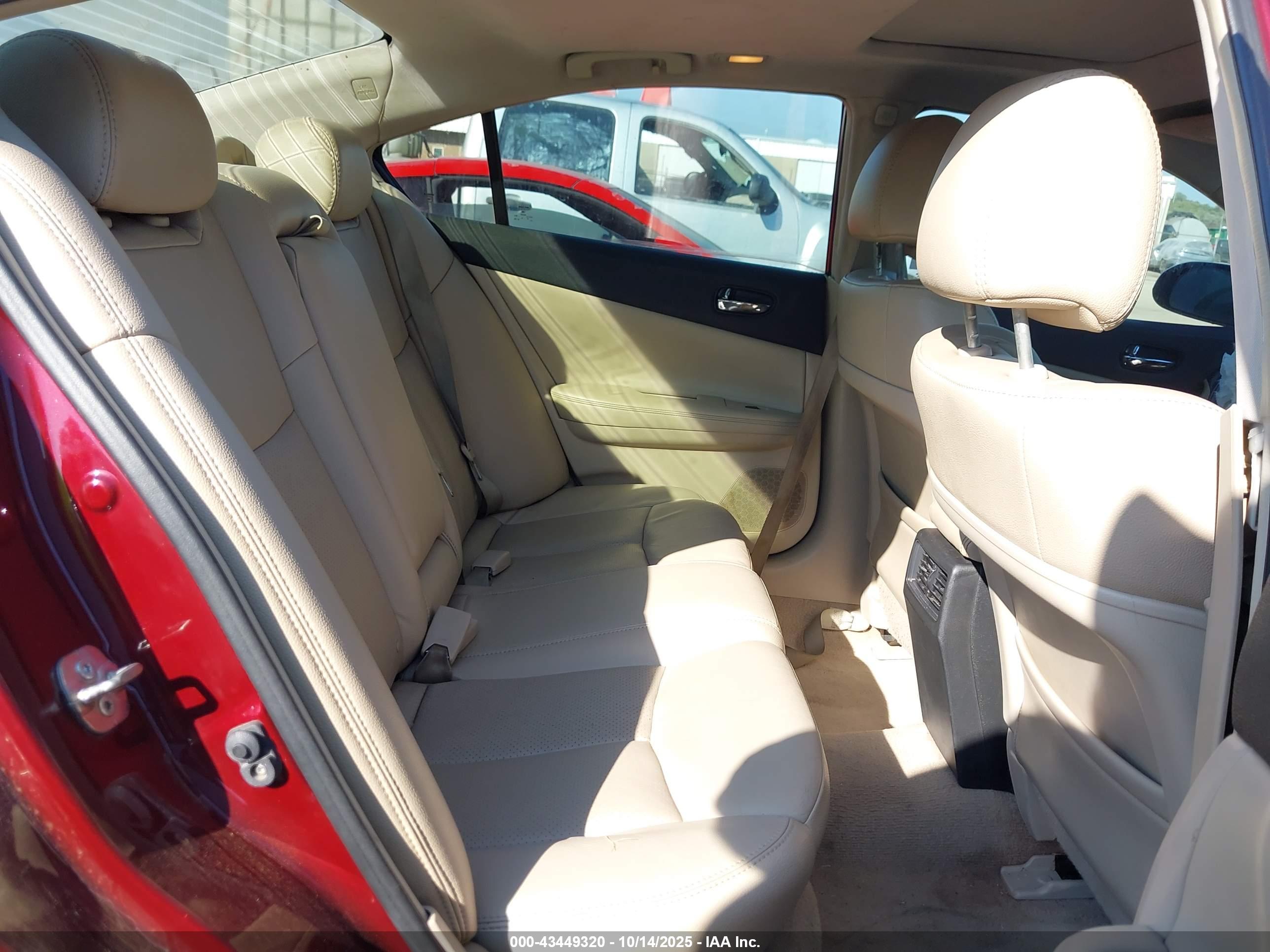 NISSAN MAXIMA image 8