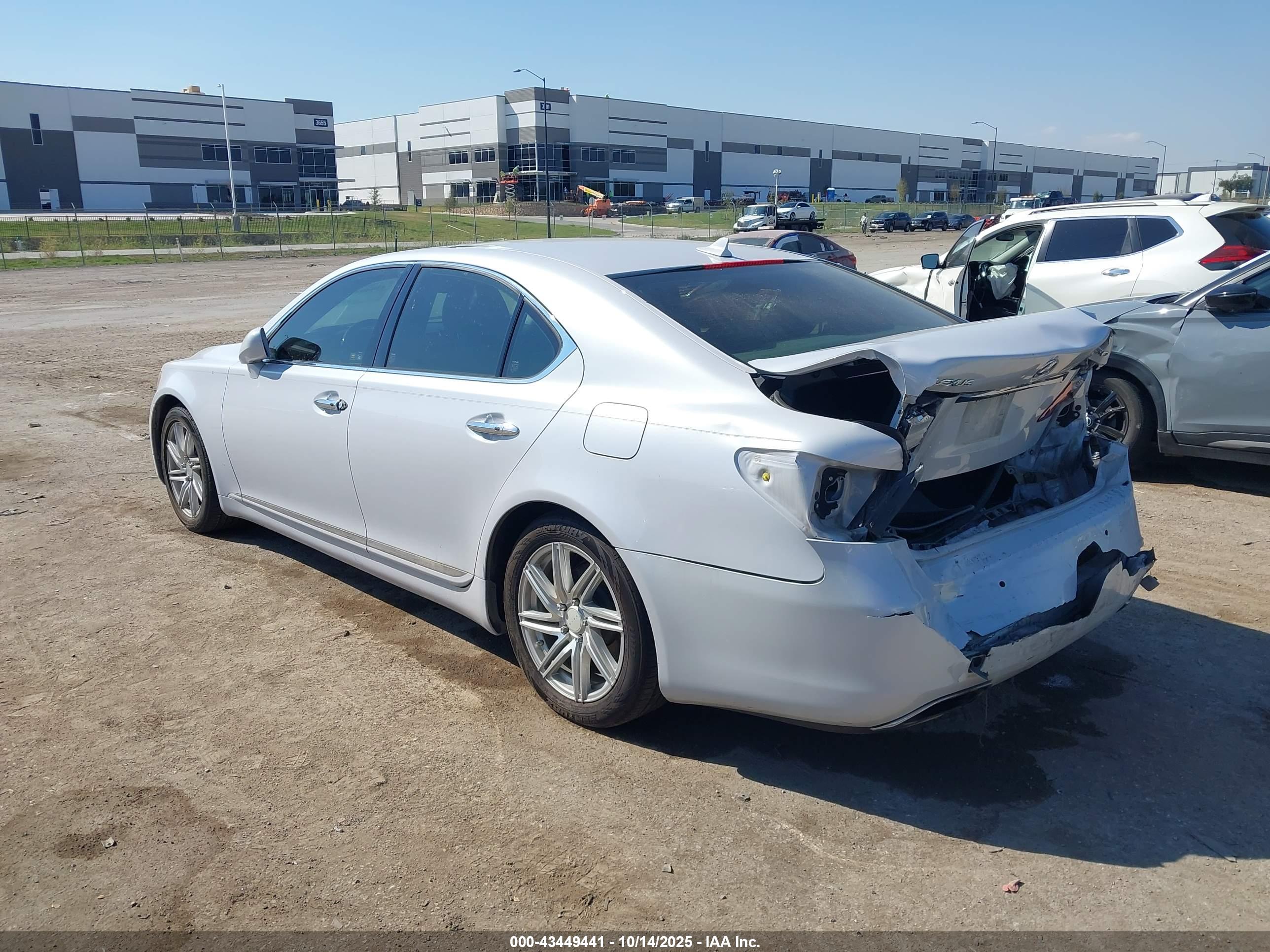 LEXUS LS image 3
