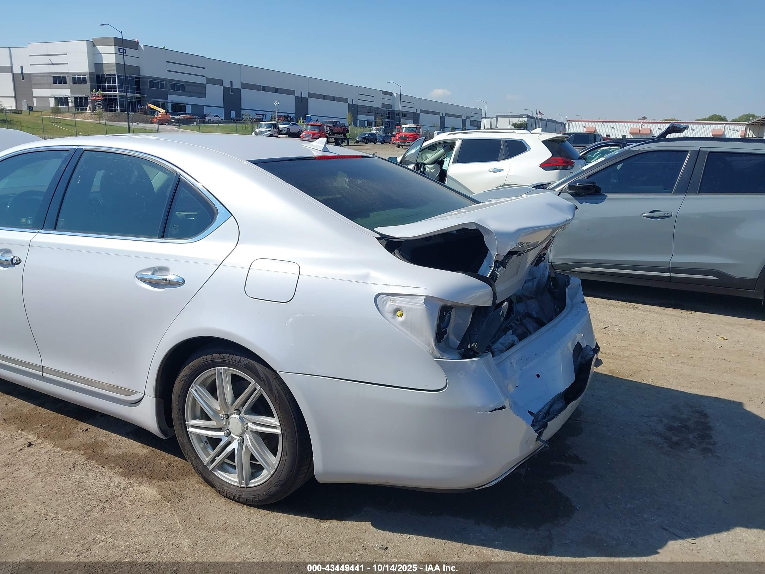 LEXUS LS image 6