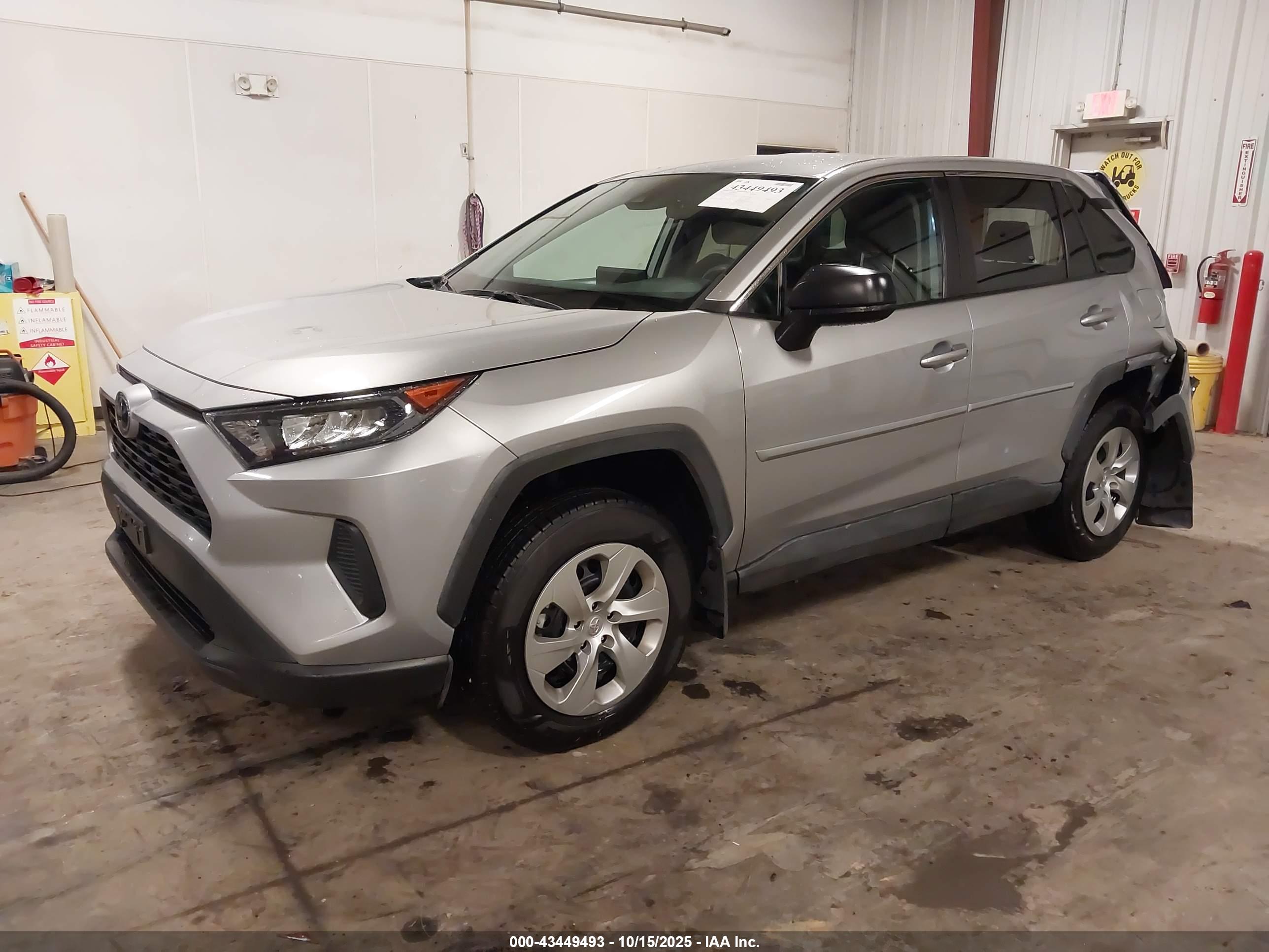 TOYOTA RAV4 image 2